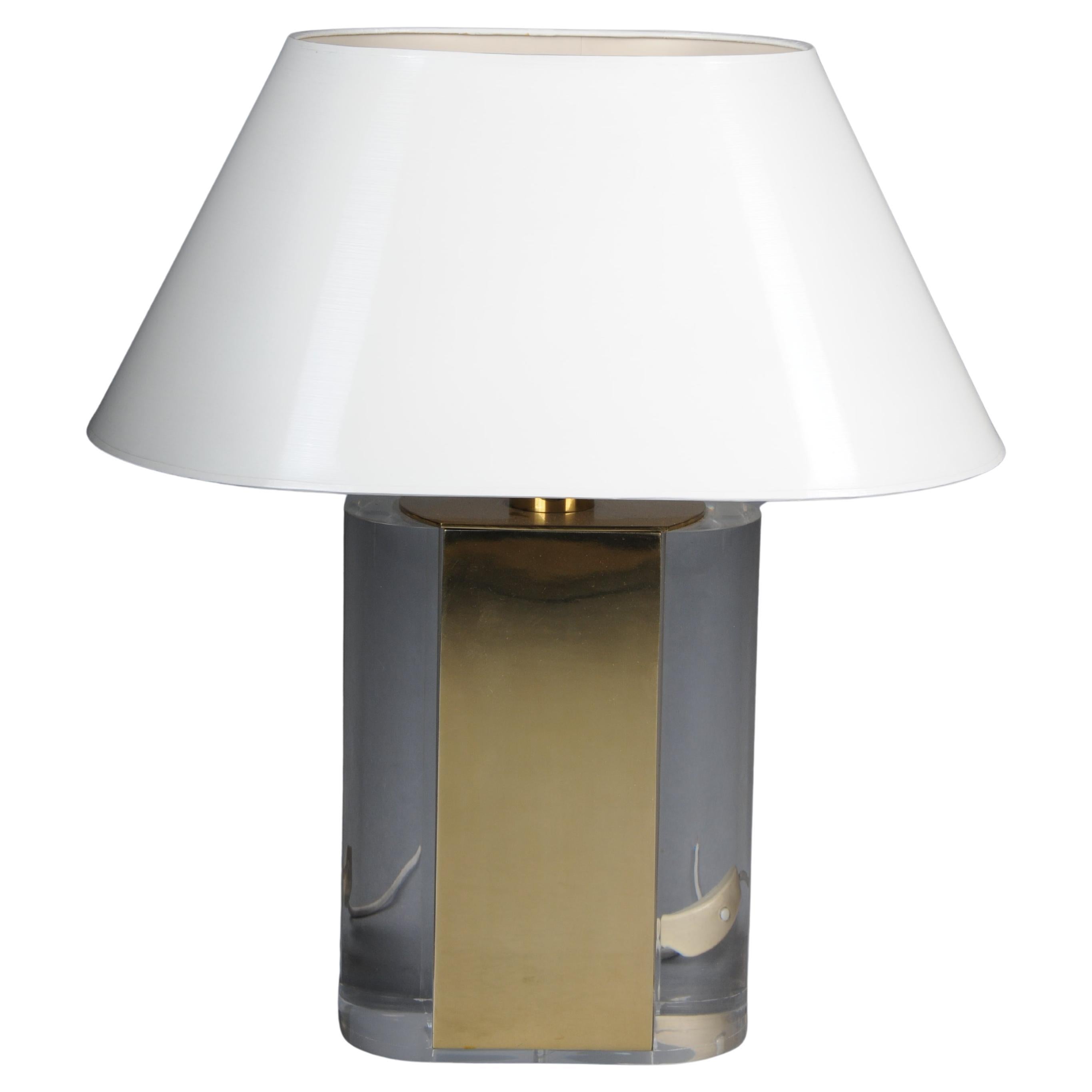 Lámpara decorativa de sobremesa de latón y acrílico de estilo Hollywood Regency.