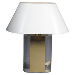 Dekorative Tischlampe aus Messing und Acryl im Hollywood-Regency-Stil.