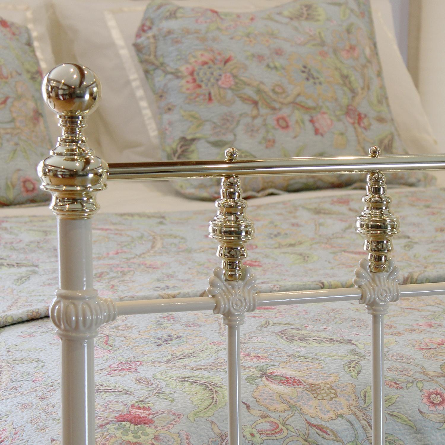 Decorative Brass and Iron Victorian Antique Bed in Cream MK285 In Good Condition In Wrexham, GB