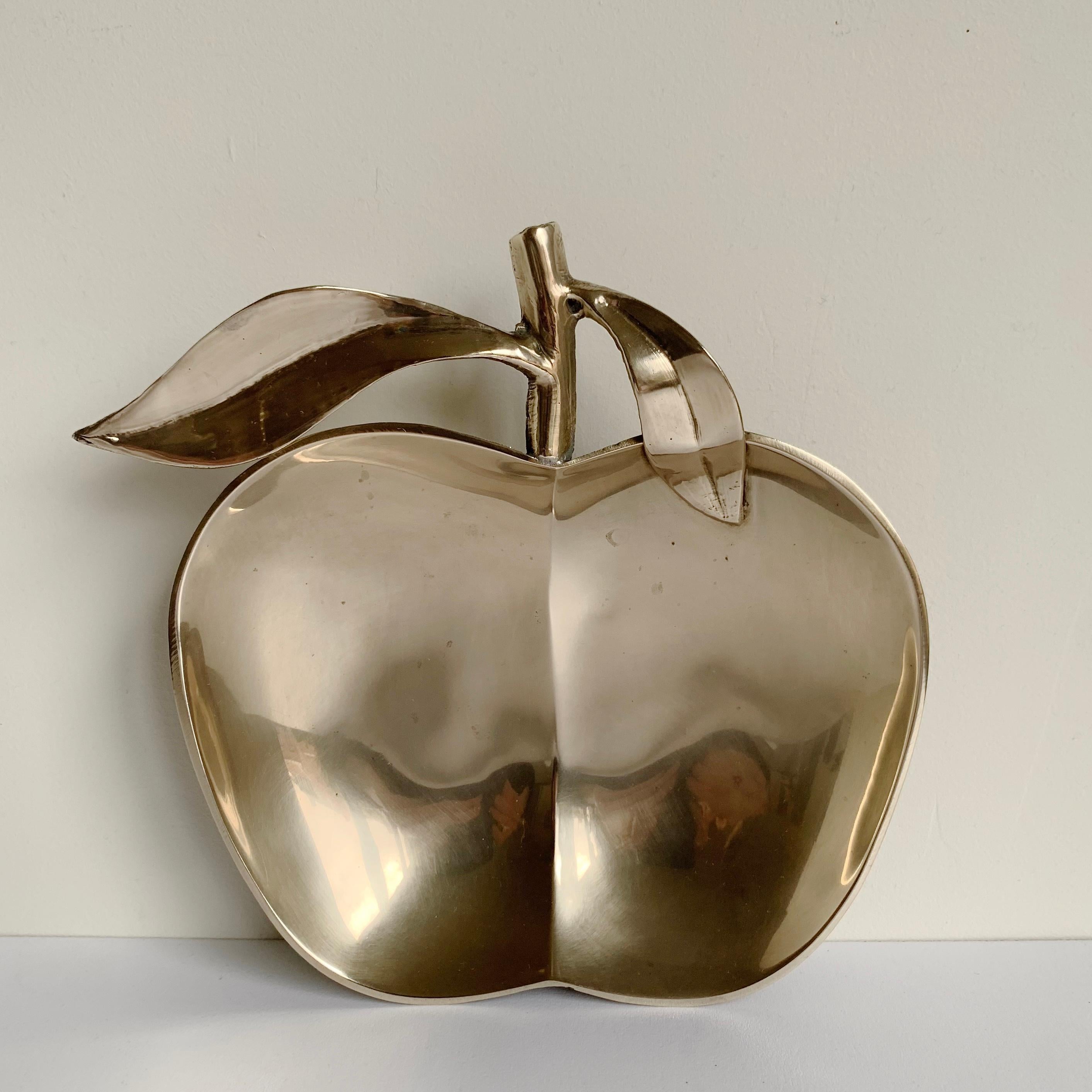 Vide-poche décoratif en laiton en forme de pomme, vers 1970, France. en vente 4