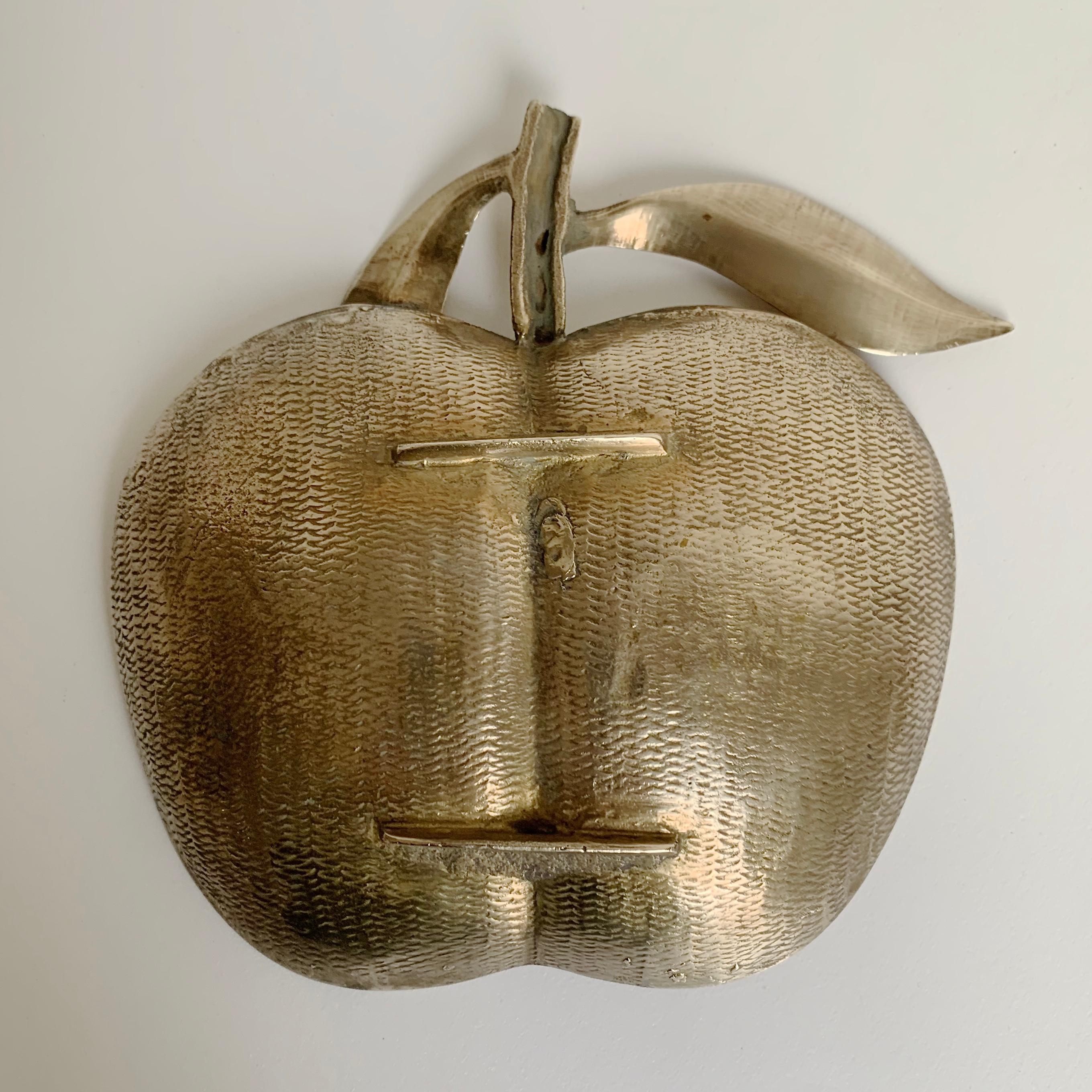 Vide-Poche decorativo de latón en forma de manzana, hacia 1970, Francia. en venta 5