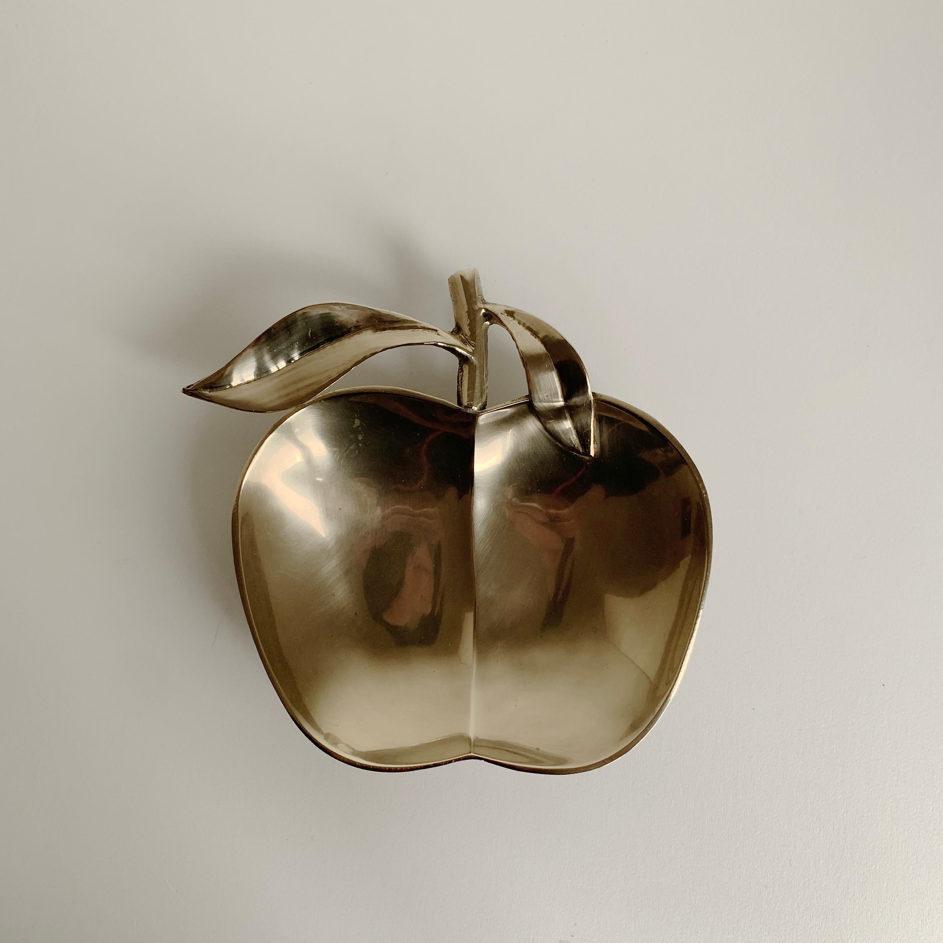 Vide-poche décoratif en laiton en forme de pomme, vers 1970, France. en vente 7