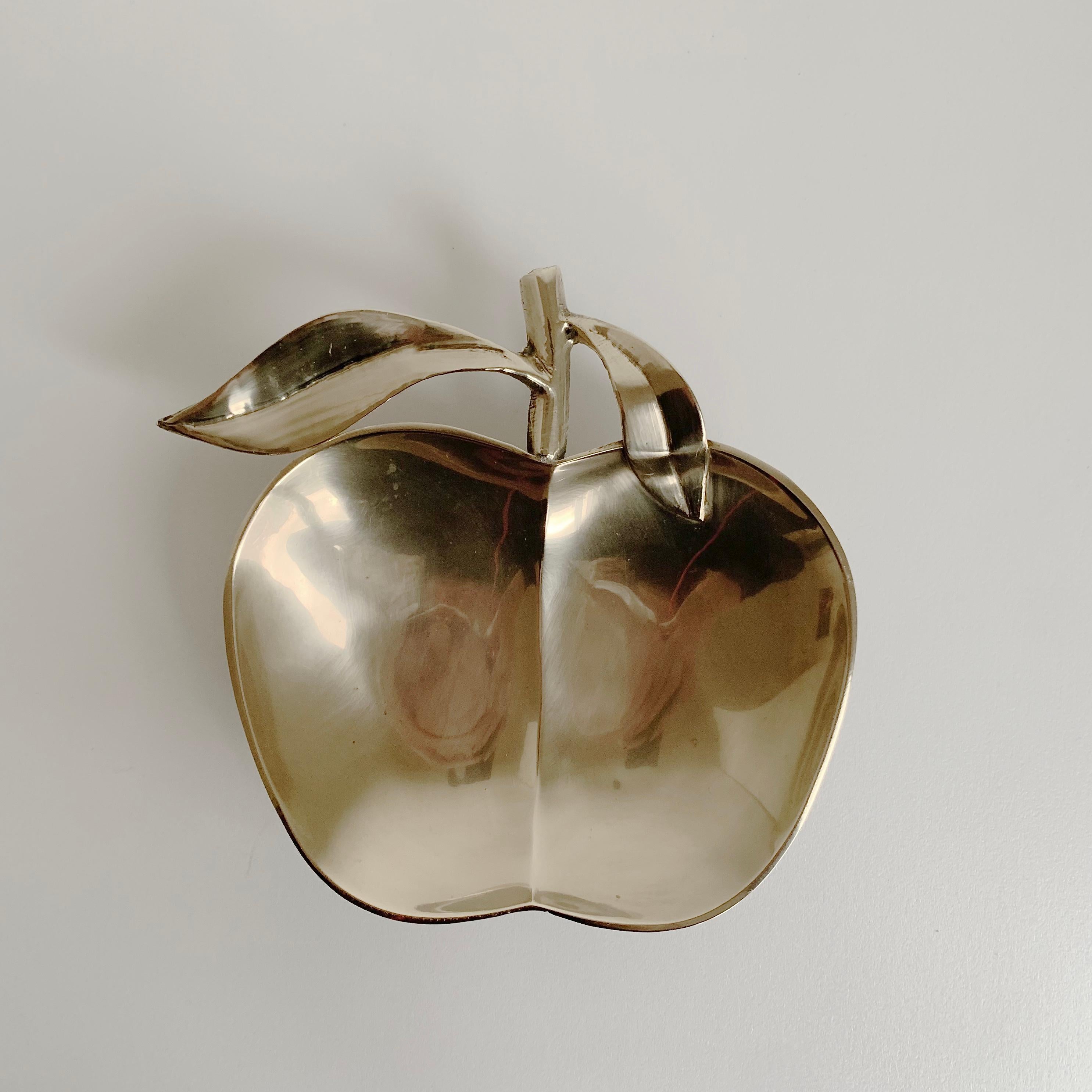 Vide-poche décoratif du milieu du siècle en forme de pomme, vers 1970, France.
Laiton poli.
Dimensions : 19 cm de large, 18 cm de profondeur, 4 cm de hauteur : 19 cm L, 18 cm P, 4 cm H.
Tous les achats sont couverts par notre garantie de protection