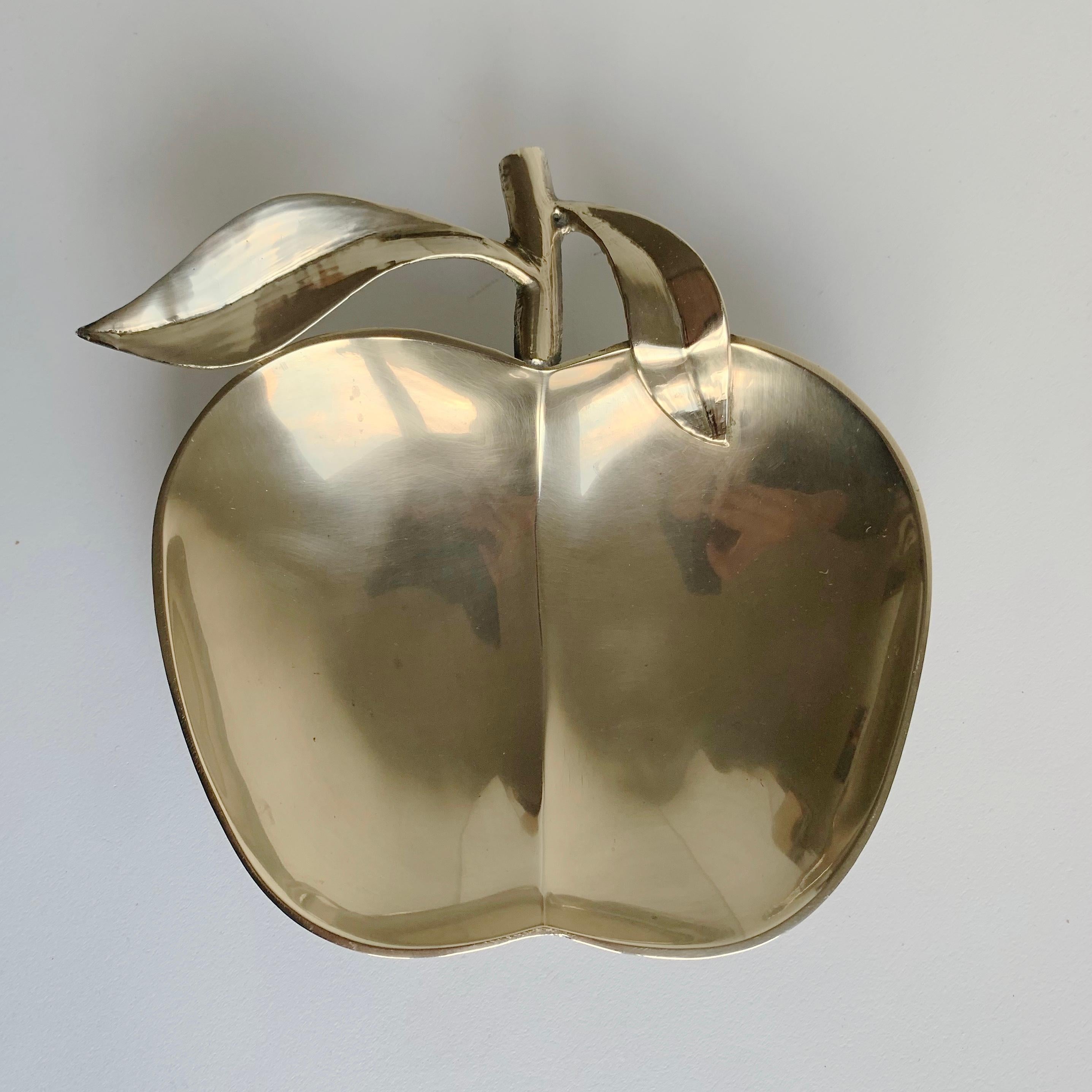 Mid-Century Modern Vide-poche décoratif en laiton en forme de pomme, vers 1970, France. en vente