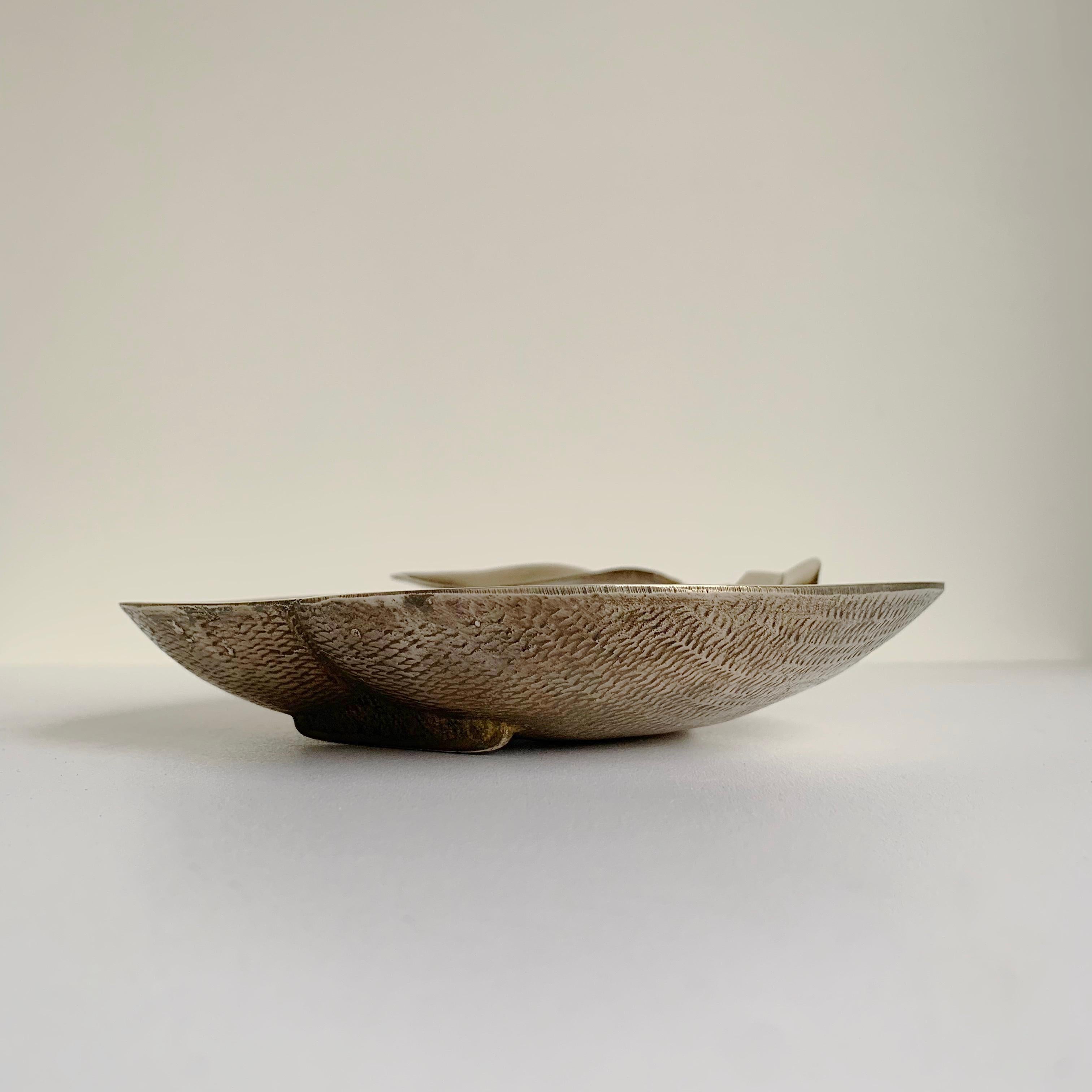 Vide-Poche decorativo de latón en forma de manzana, hacia 1970, Francia. finales del siglo XX en venta