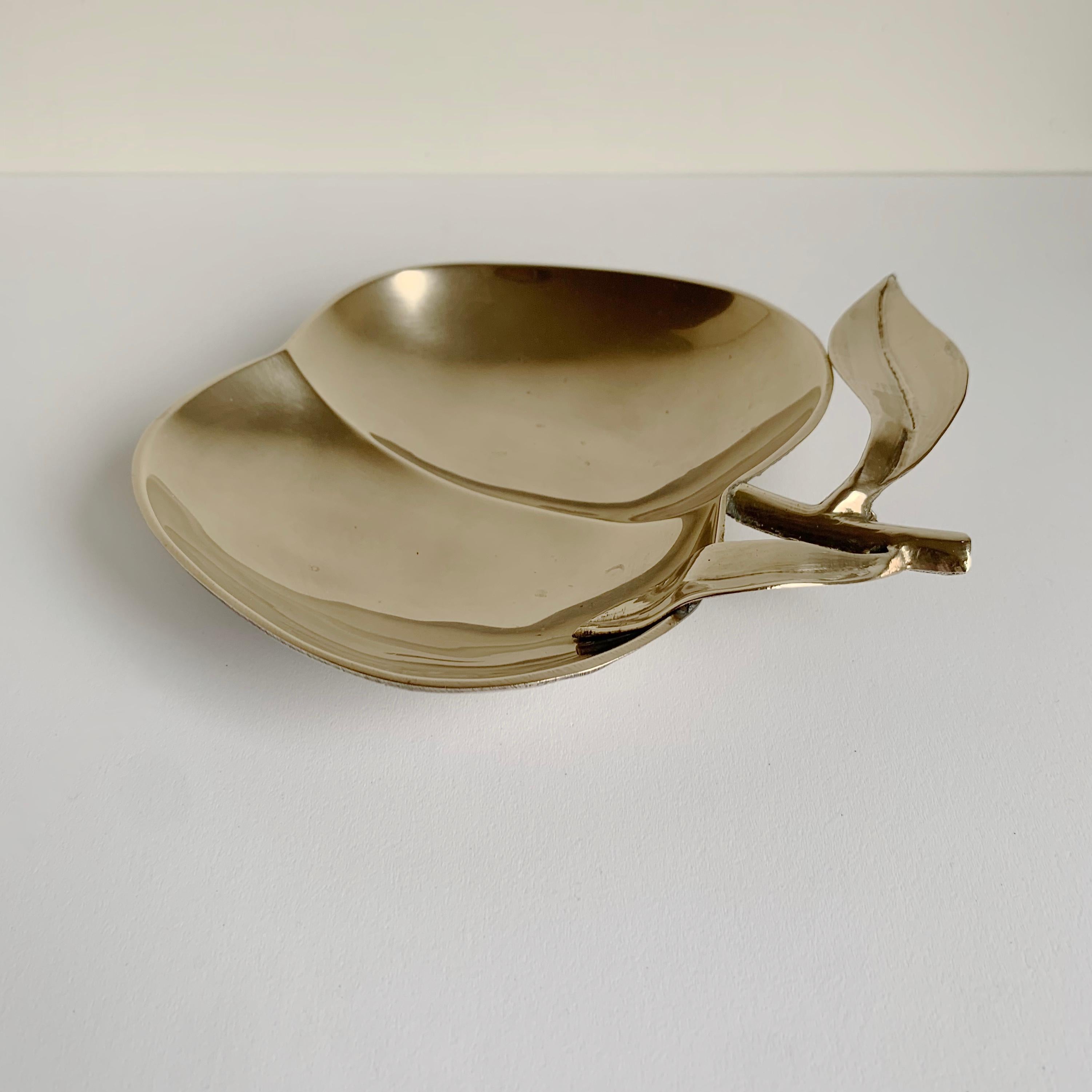 Vide-Poche decorativo de latón en forma de manzana, hacia 1970, Francia. Latón en venta