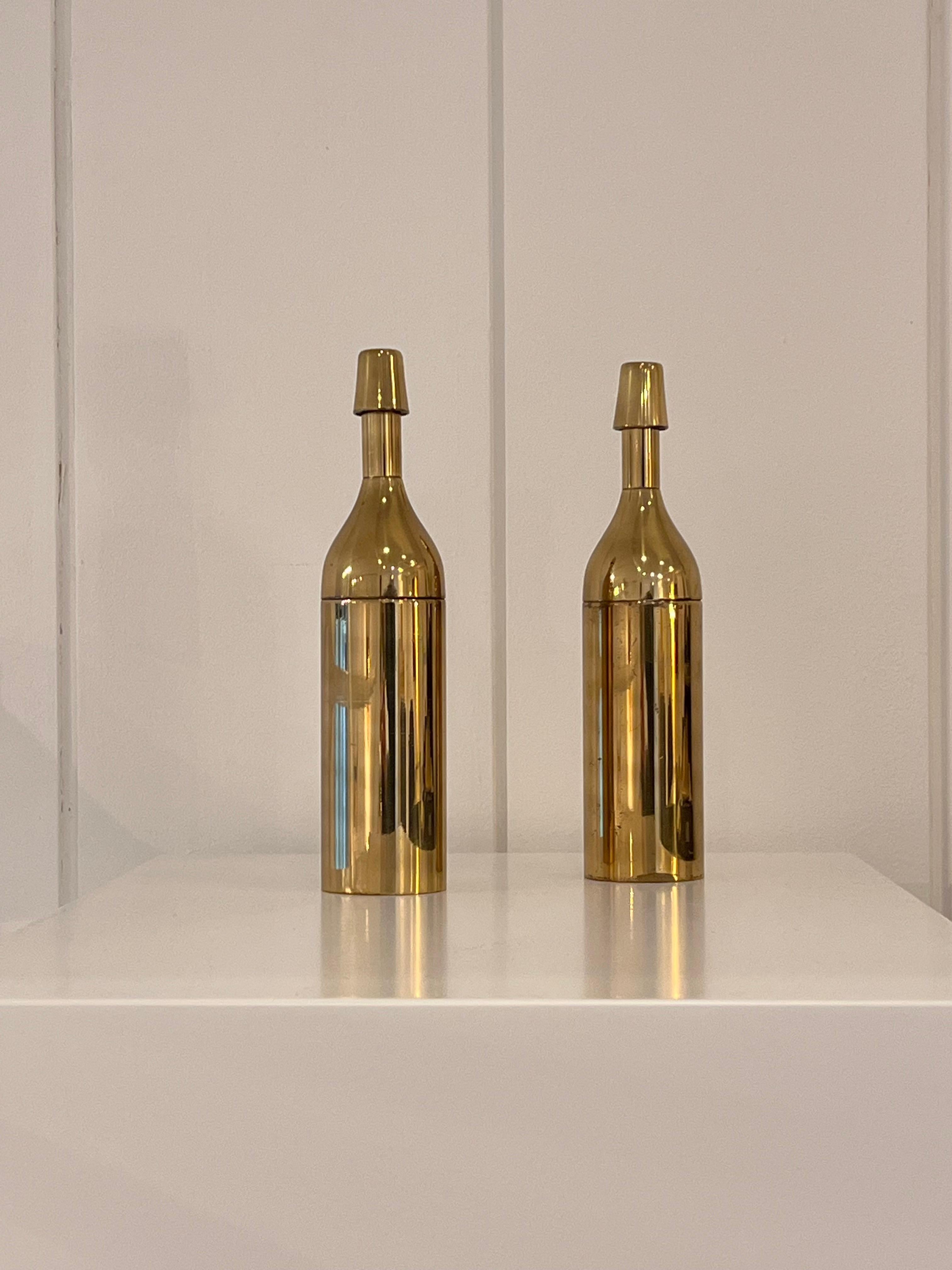 Bottiglie decorative in ottone
Coppia di bottiglie decorative in ottone, ciascuna composta da tre parti staccabili.
Timbro made in Italy.
Circa 1970
D. 7 cm, H. 30 cm