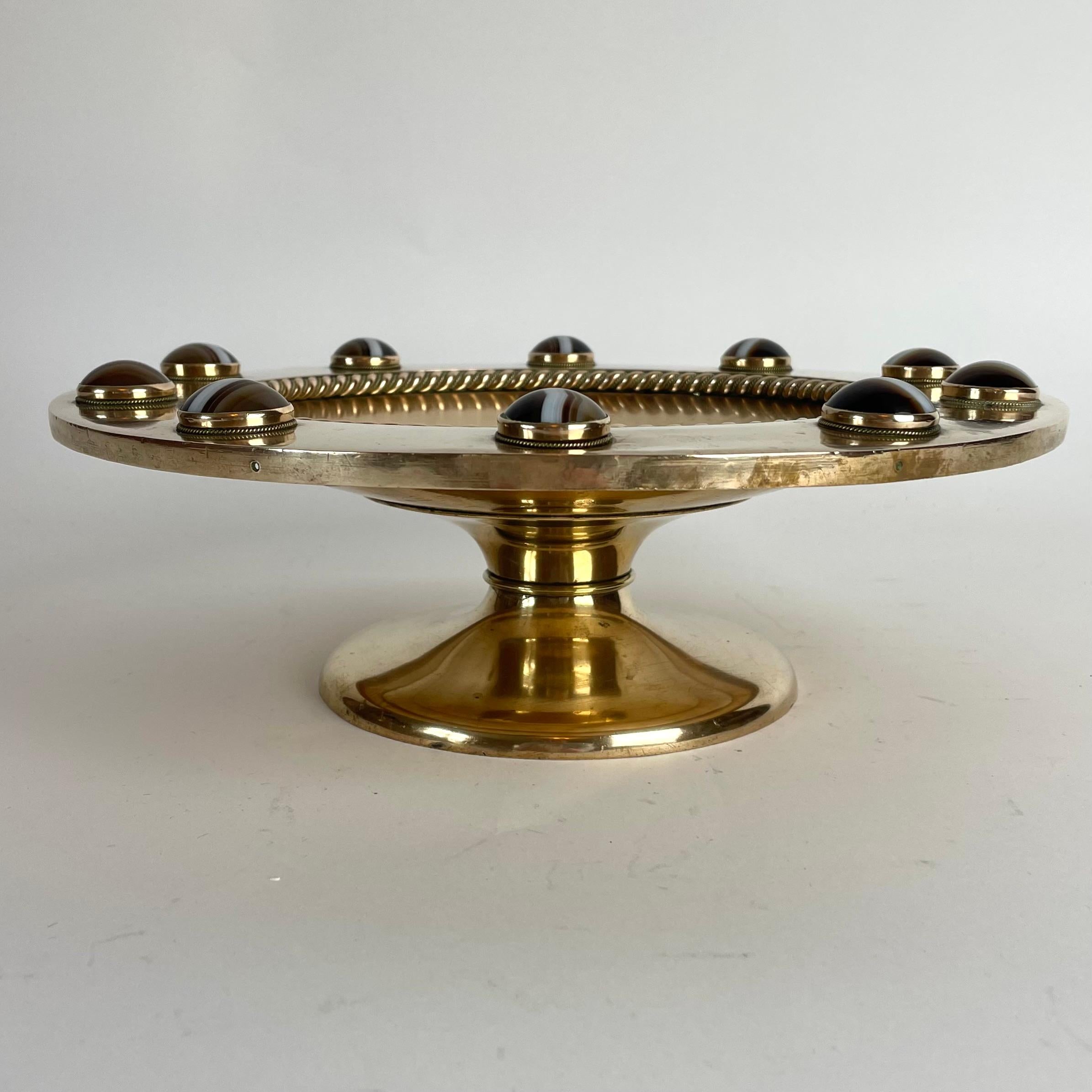 Francese Ciotola decorativa in ottone con intarsi in agata a bande, fine XIX secolo in vendita