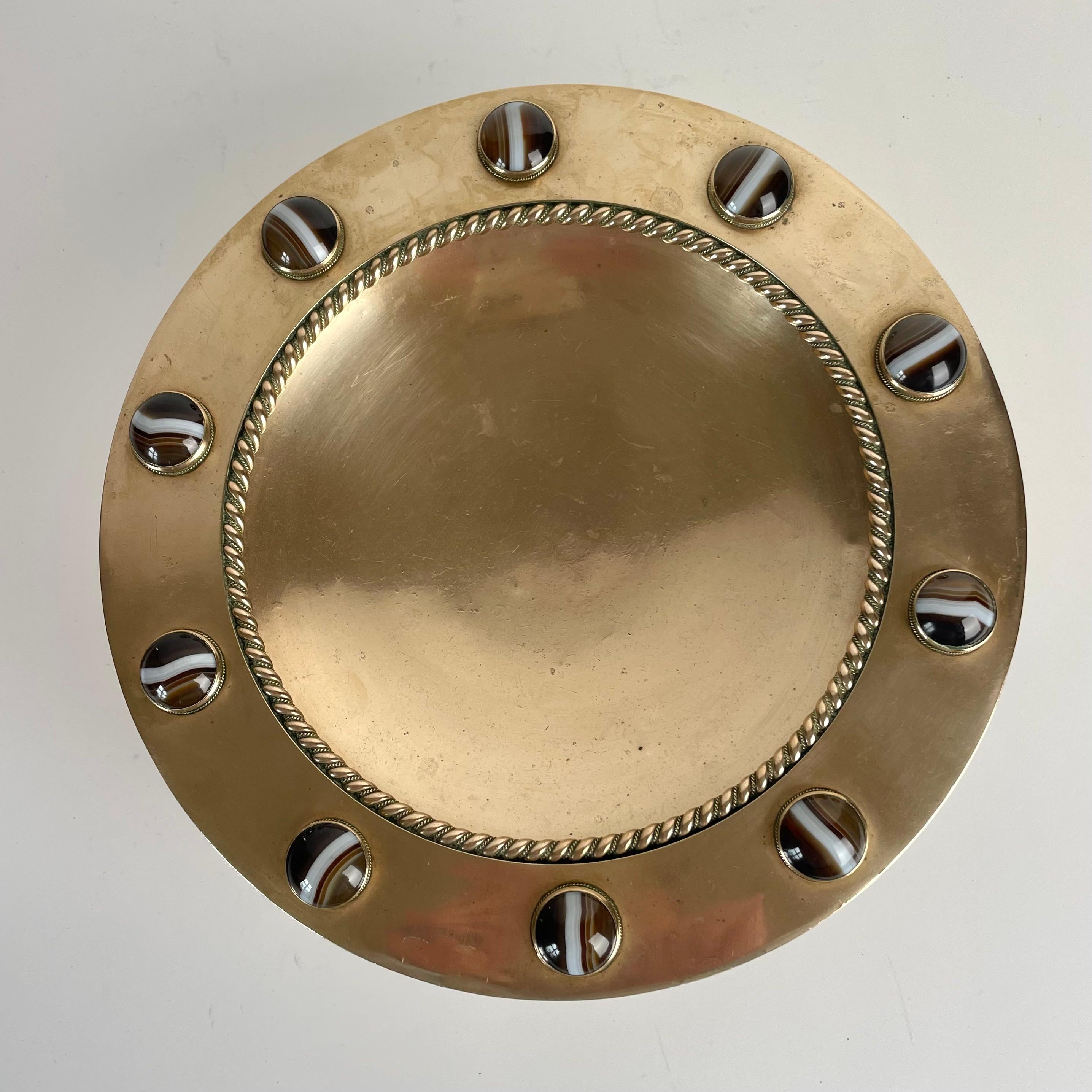 Ottone Ciotola decorativa in ottone con intarsi in agata a bande, fine XIX secolo in vendita