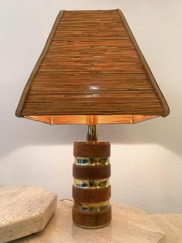 Decorative brass, elm and rattan shade table lamp ca. 1970s
Origin unknown.
Very good condition
1 standard bulb E27
H 78 x L 45 x D 45 cm.