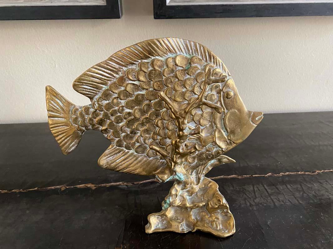 Dekorative Fisch-Skulptur aus Messing aus dem 20. Jahrhundert (Moderne der Mitte des Jahrhunderts) im Angebot