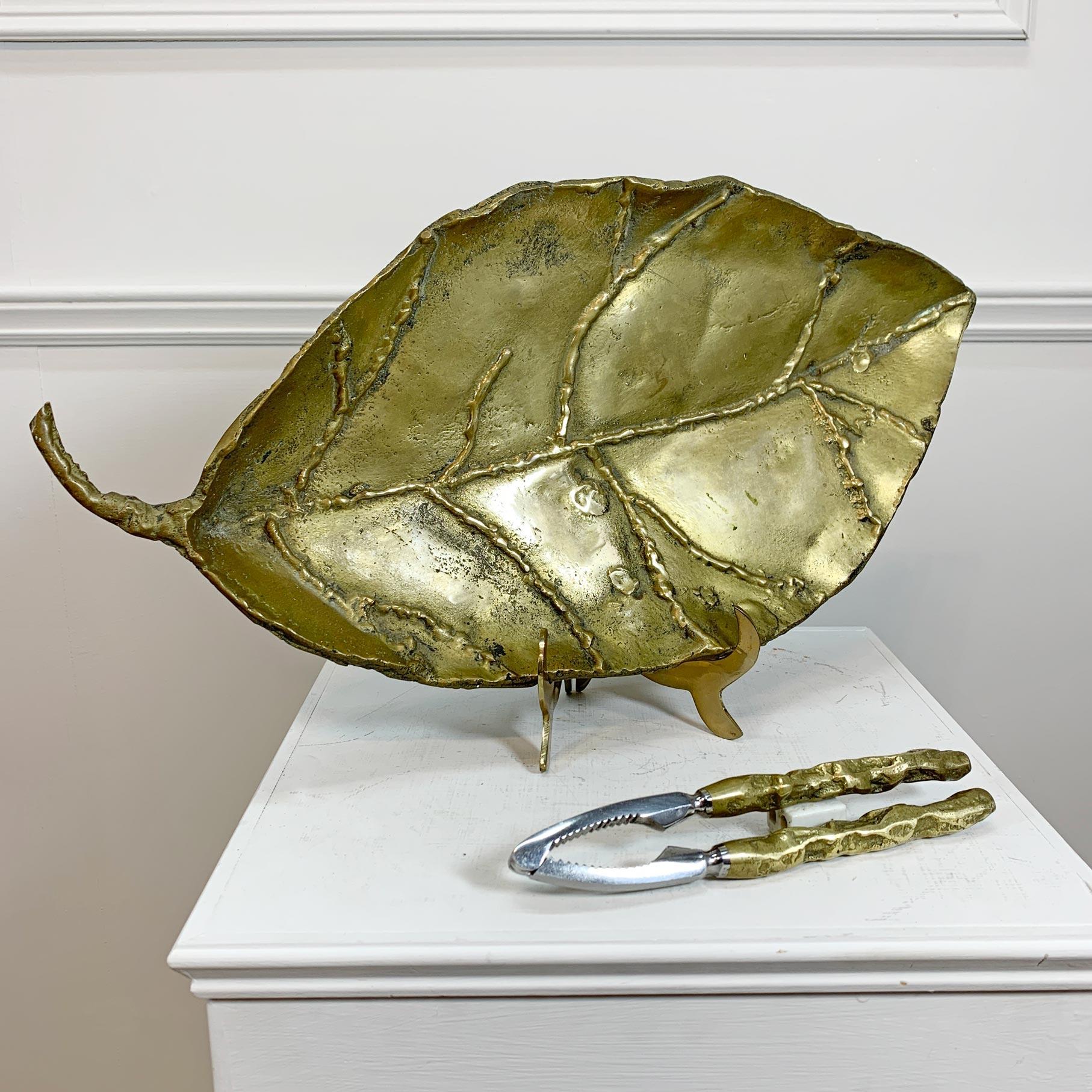 A superbly executed large sculpture of a brutalist brass leaf with accompanying nut crackers in brass and cast aluminium by the Spanish based Scottish artist and sculptor David Marshall. 



Length 48cm x Width 25cm x Height 6.5cm

Nutcrackers 19cm