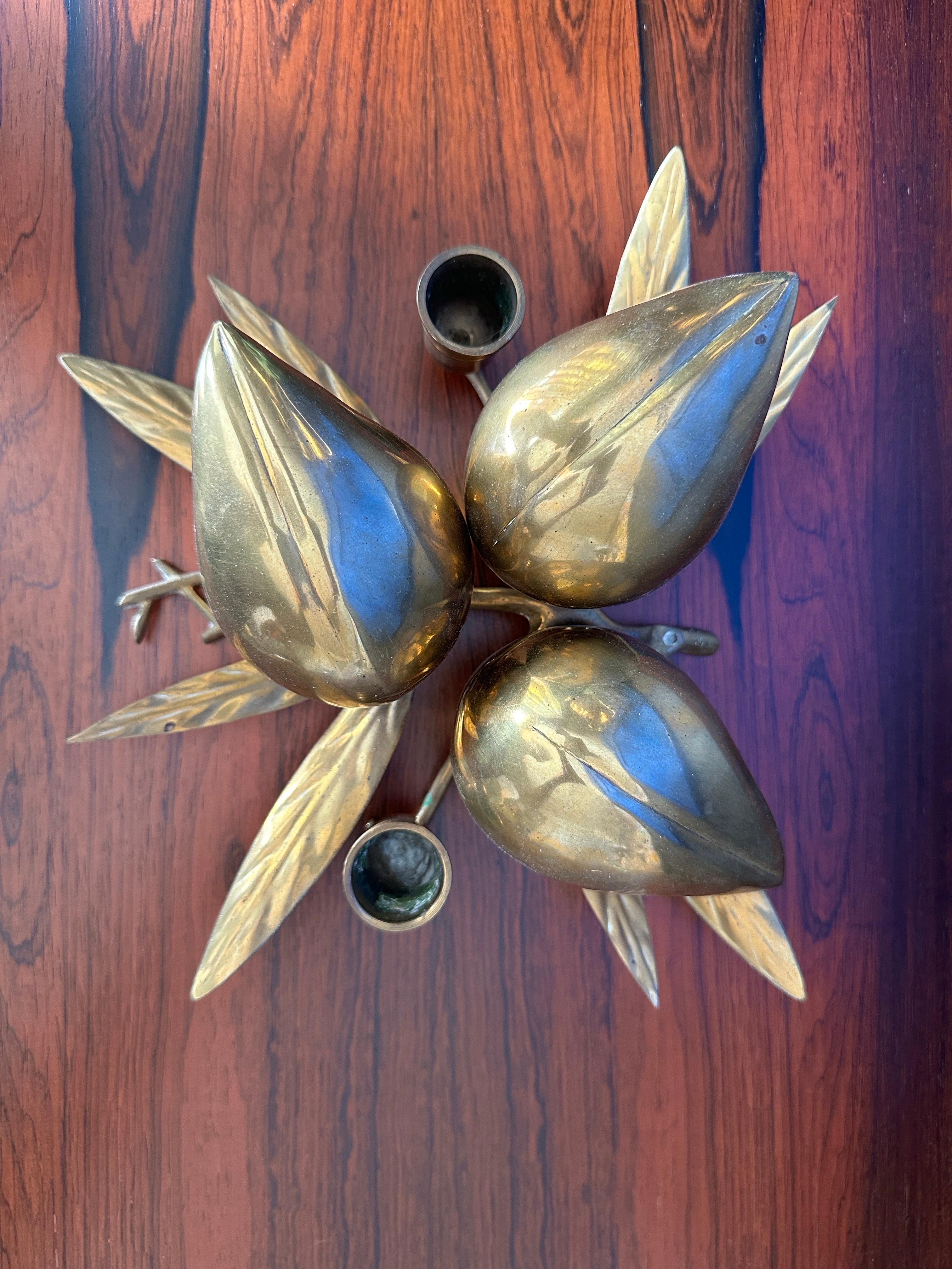 Fine XX secolo Portacandele o fermacarte decorativo in ottone a forma di limoni in vendita