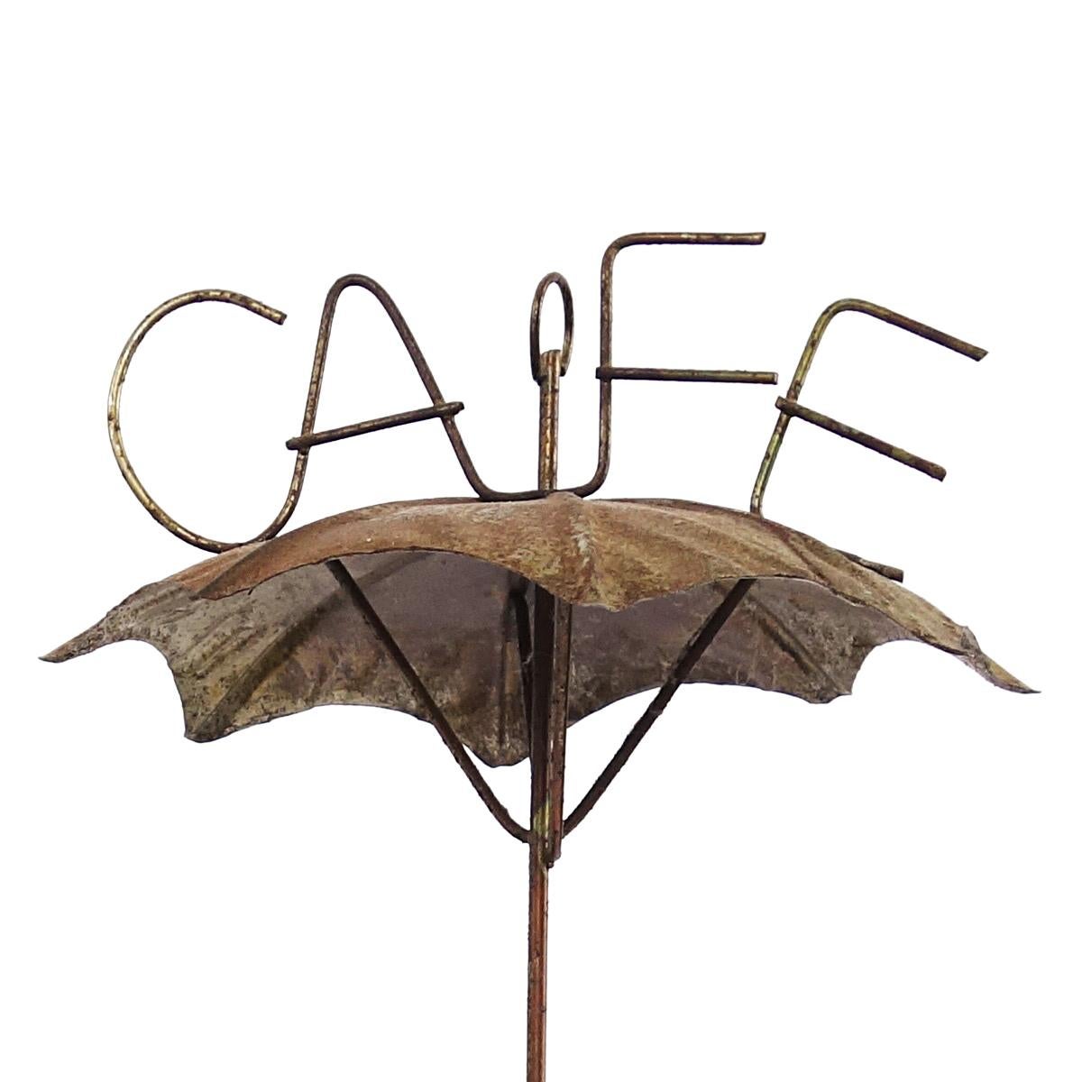 Mini-table décorative en laiton représentant une table à feuilles de trottoir parisienne, une chaise et un parasol en vente 3