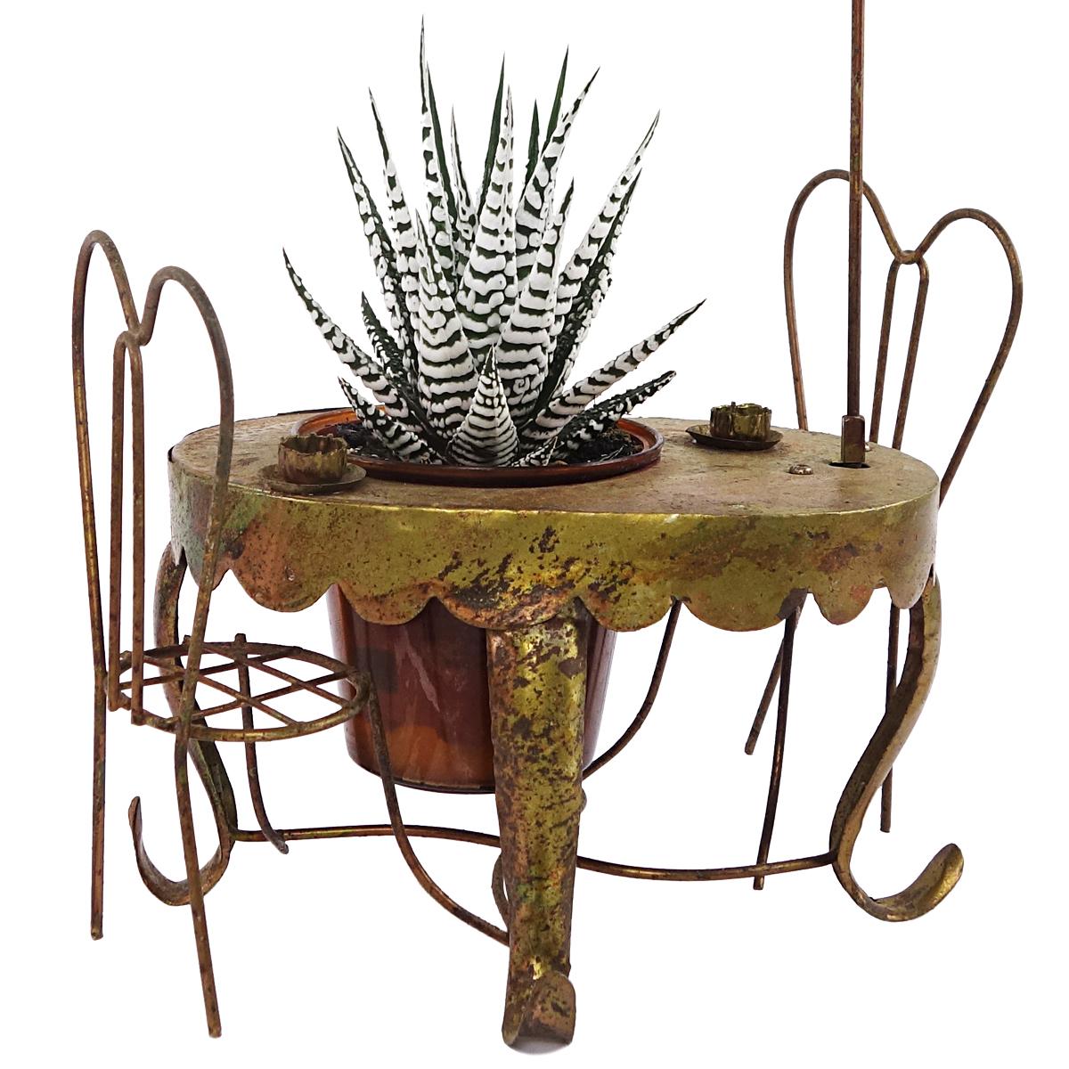 Miniatura decorativa in ottone di un tavolino da bar parigino, sedia e ombrellone in vendita 4