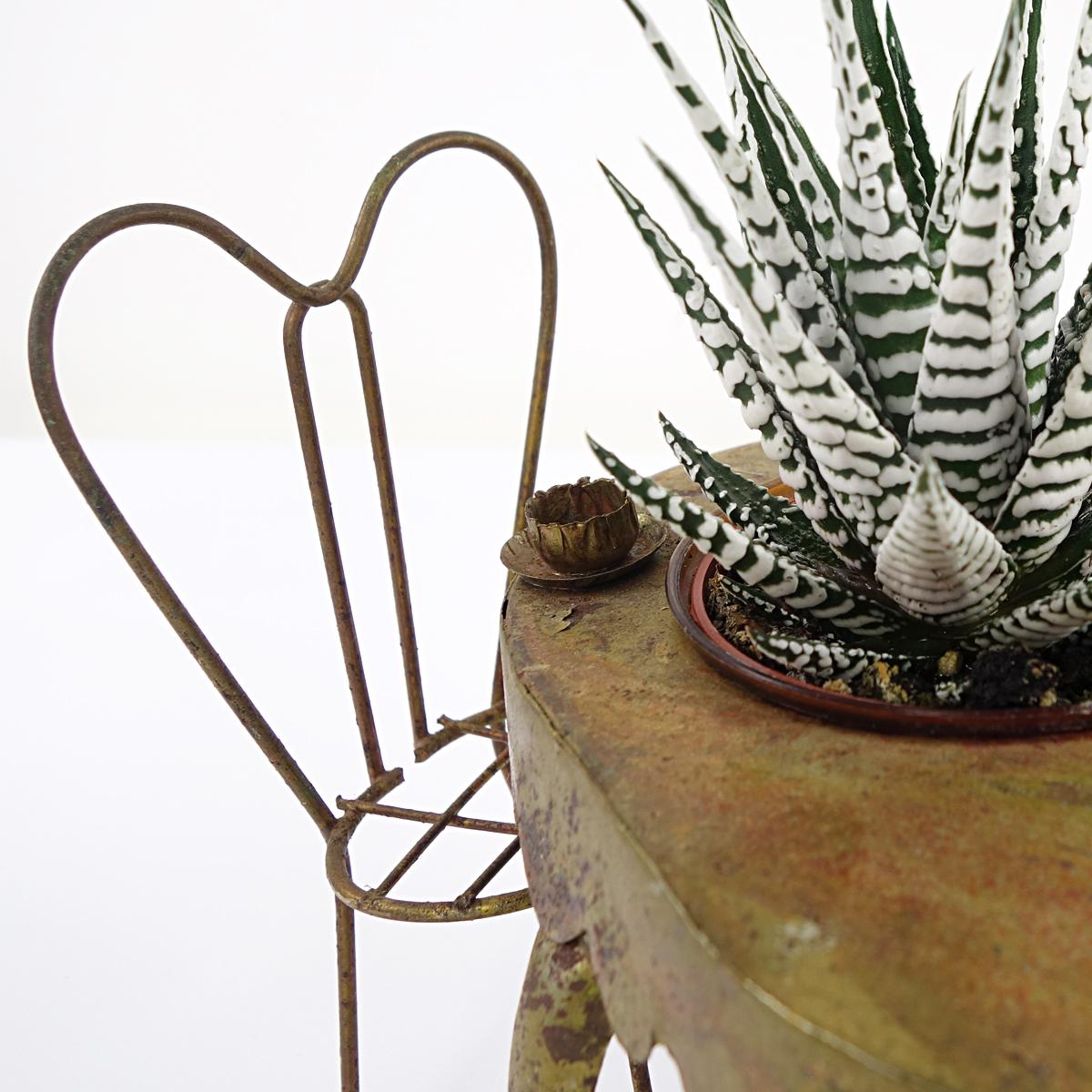 Miniatura decorativa in ottone di un tavolino da bar parigino, sedia e ombrellone in vendita 1