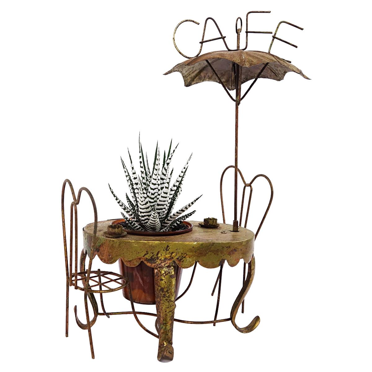Mini-table décorative en laiton représentant une table à feuilles de trottoir parisienne, une chaise et un parasol en vente