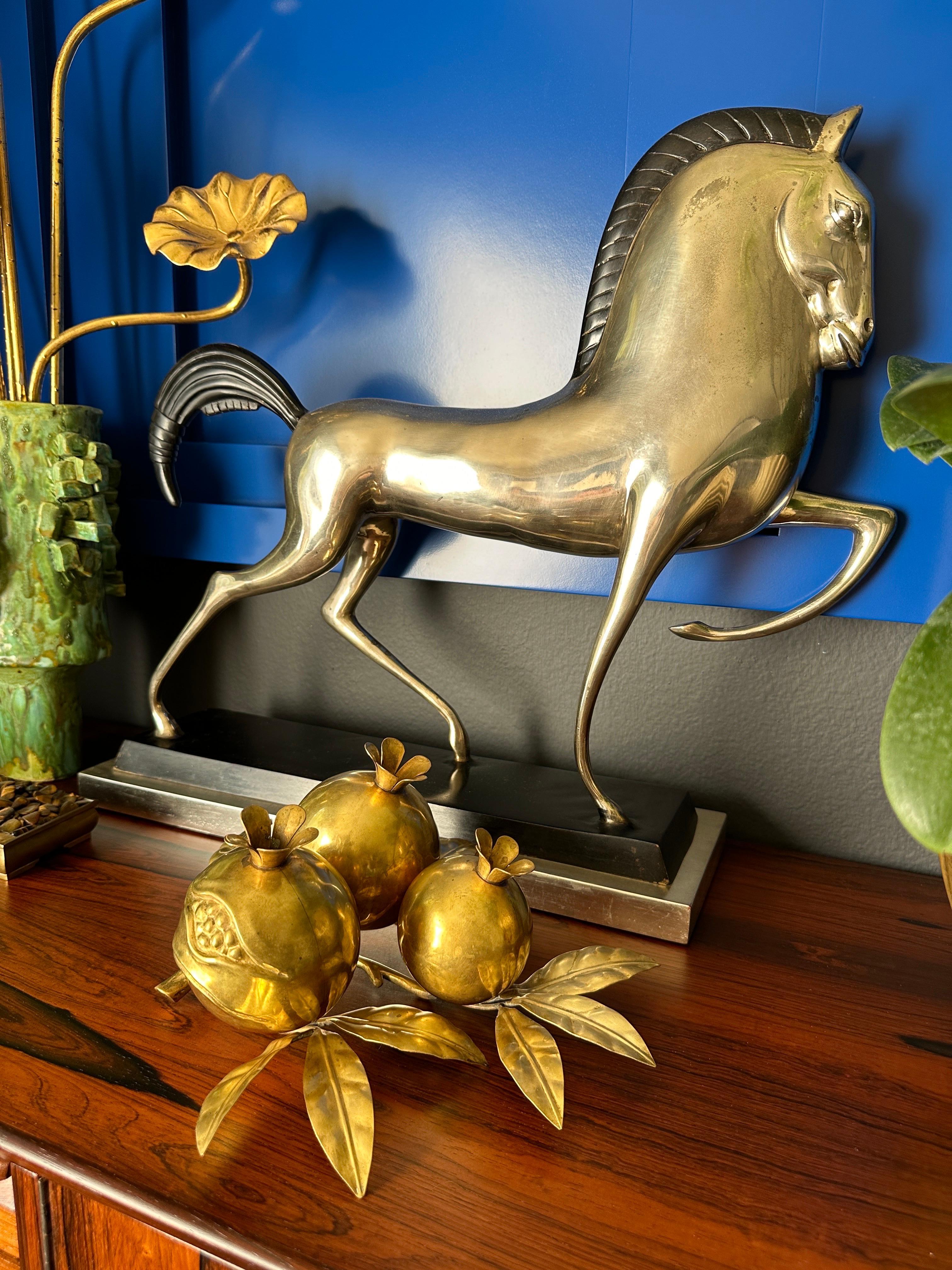 Pisapapeles decorativo de latón con granada en venta 4