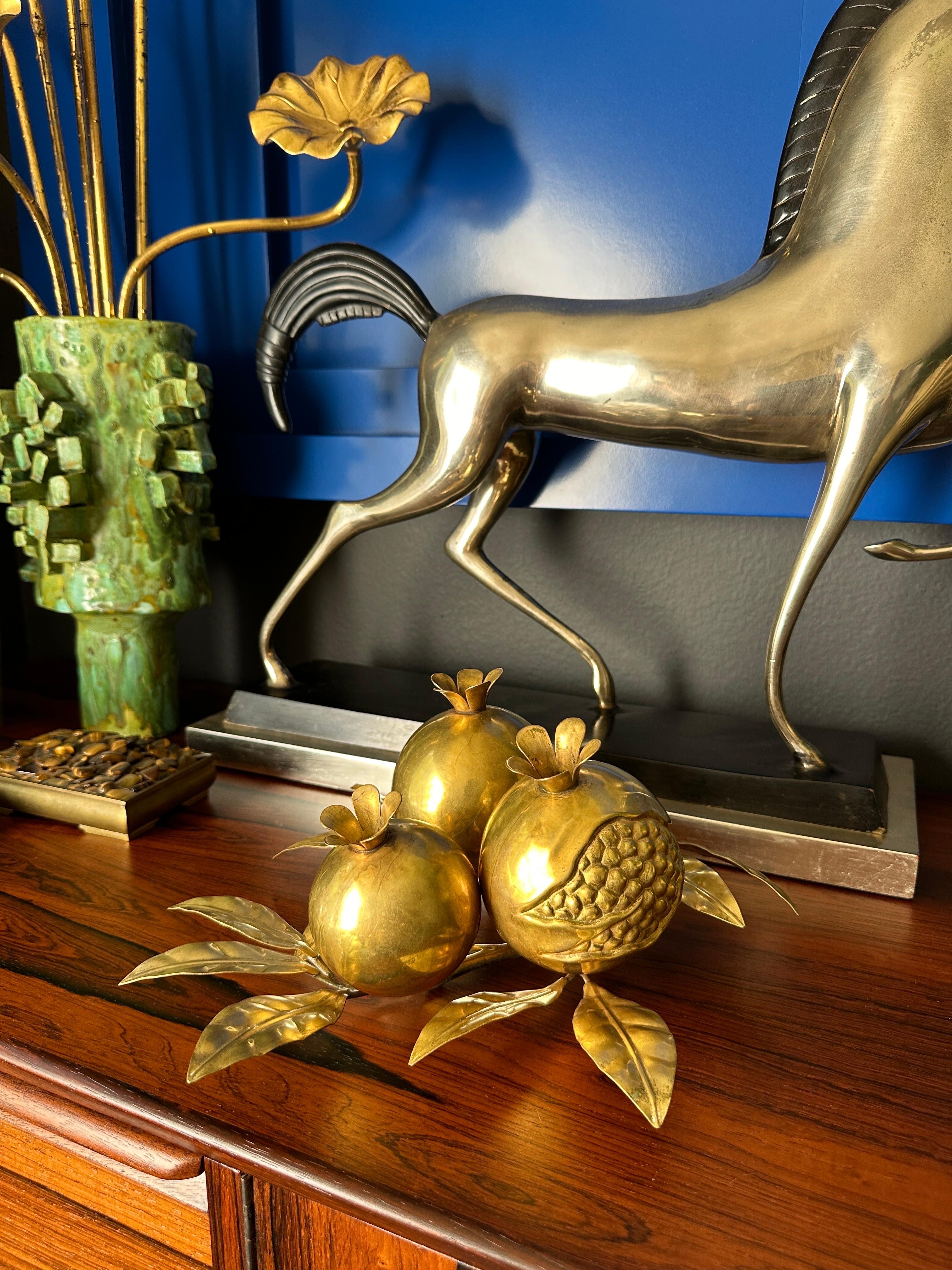 Pisapapeles decorativo de latón con granada en venta 6