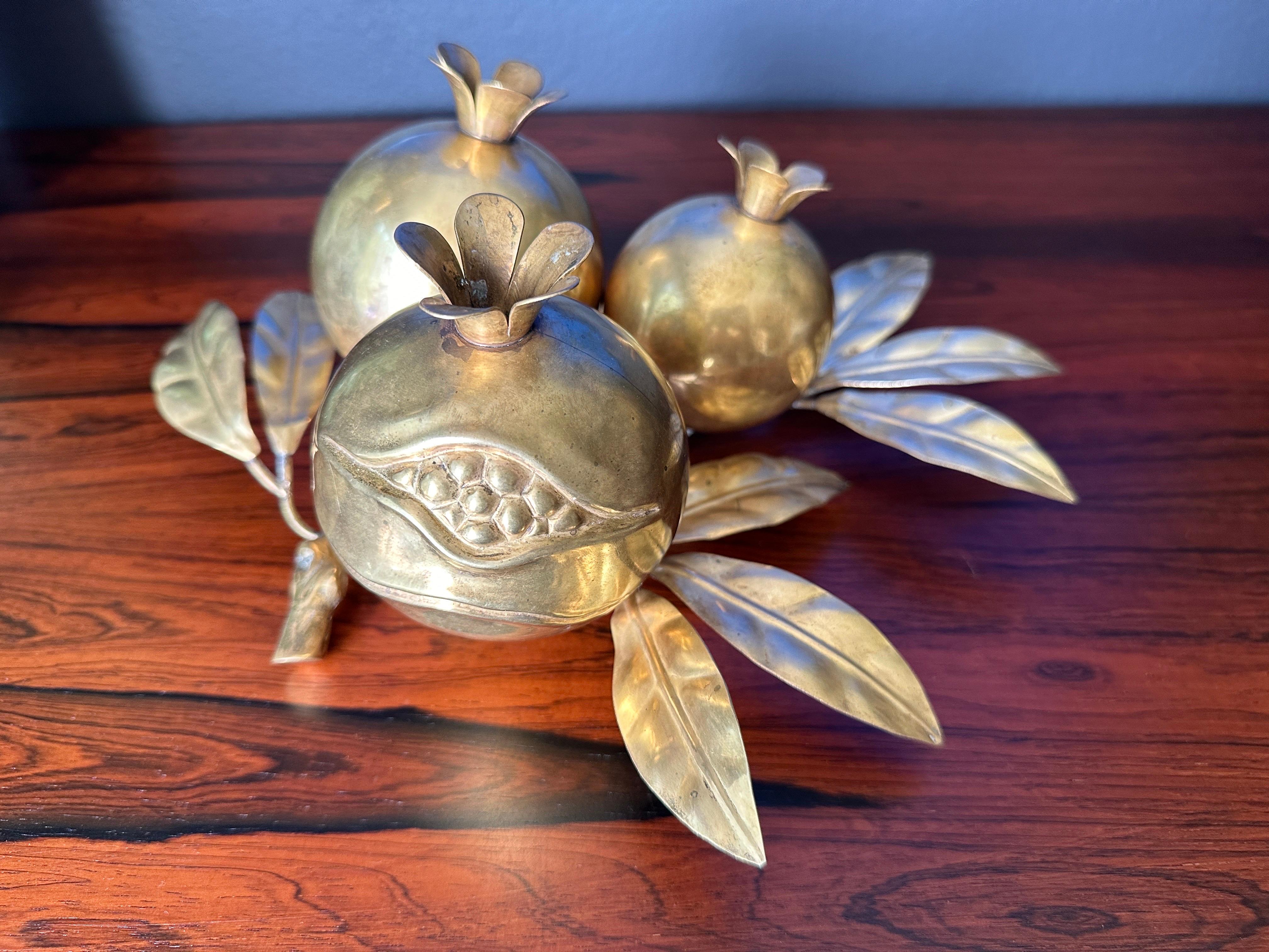 Pisapapeles decorativo de latón con granada en venta 1