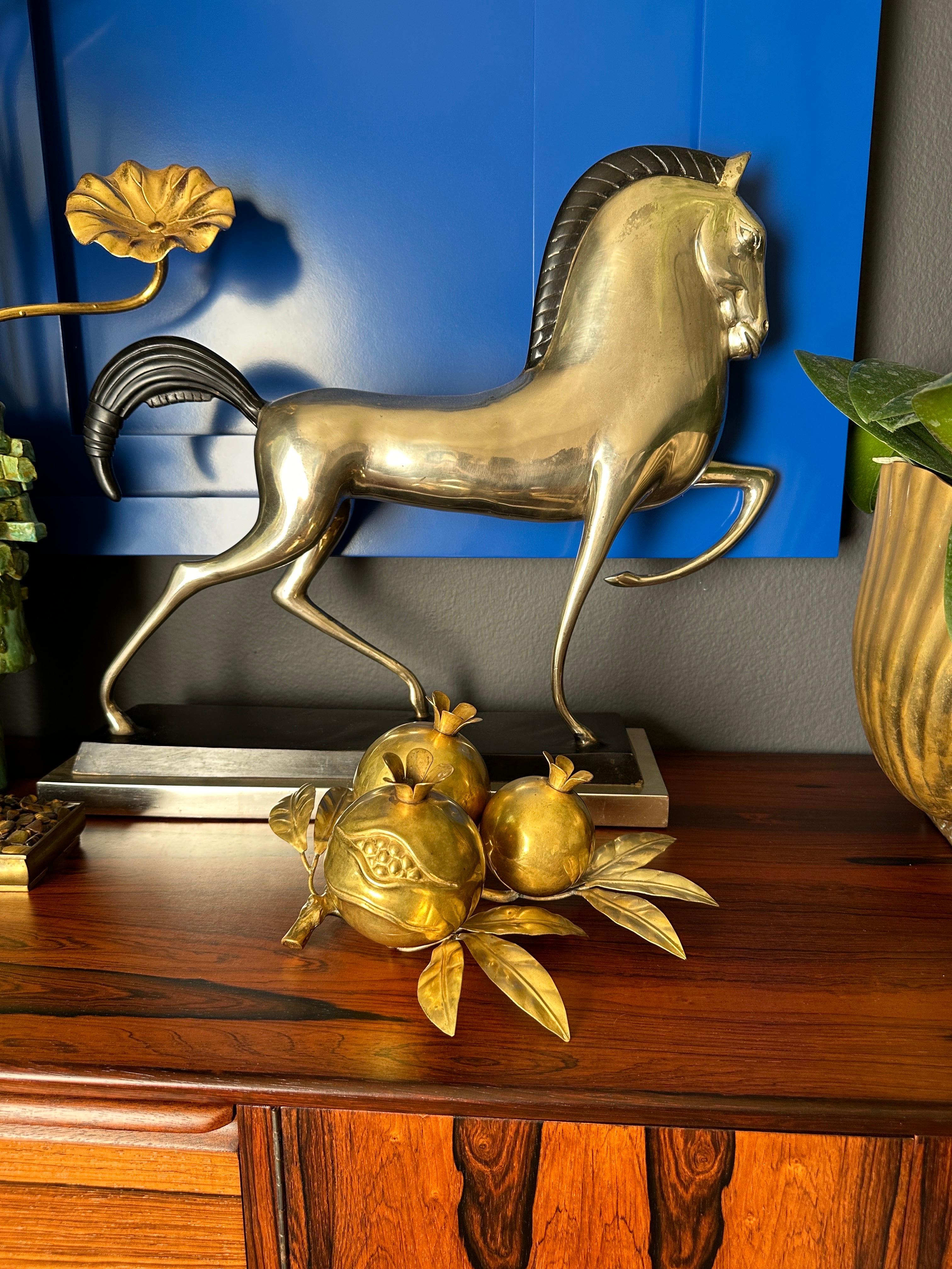 Pisapapeles decorativo de latón con granada en venta 3