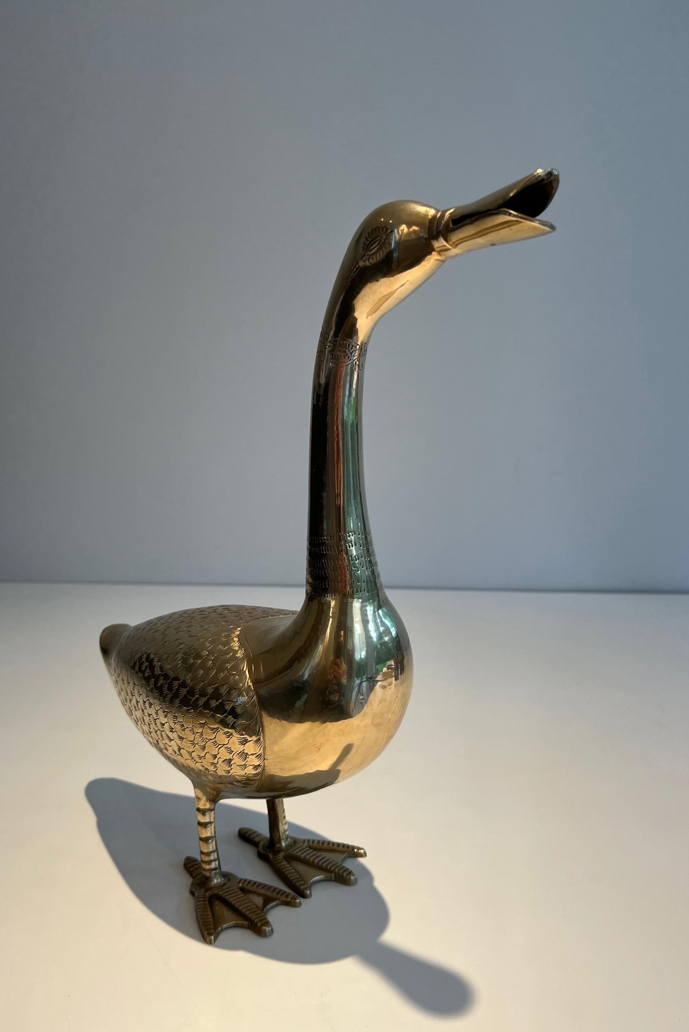 Cette très belle sculpture décorative représentant un canard est réalisée en laiton. Il s'agit d'une œuvre française, très finement ciselée. Circa 1970