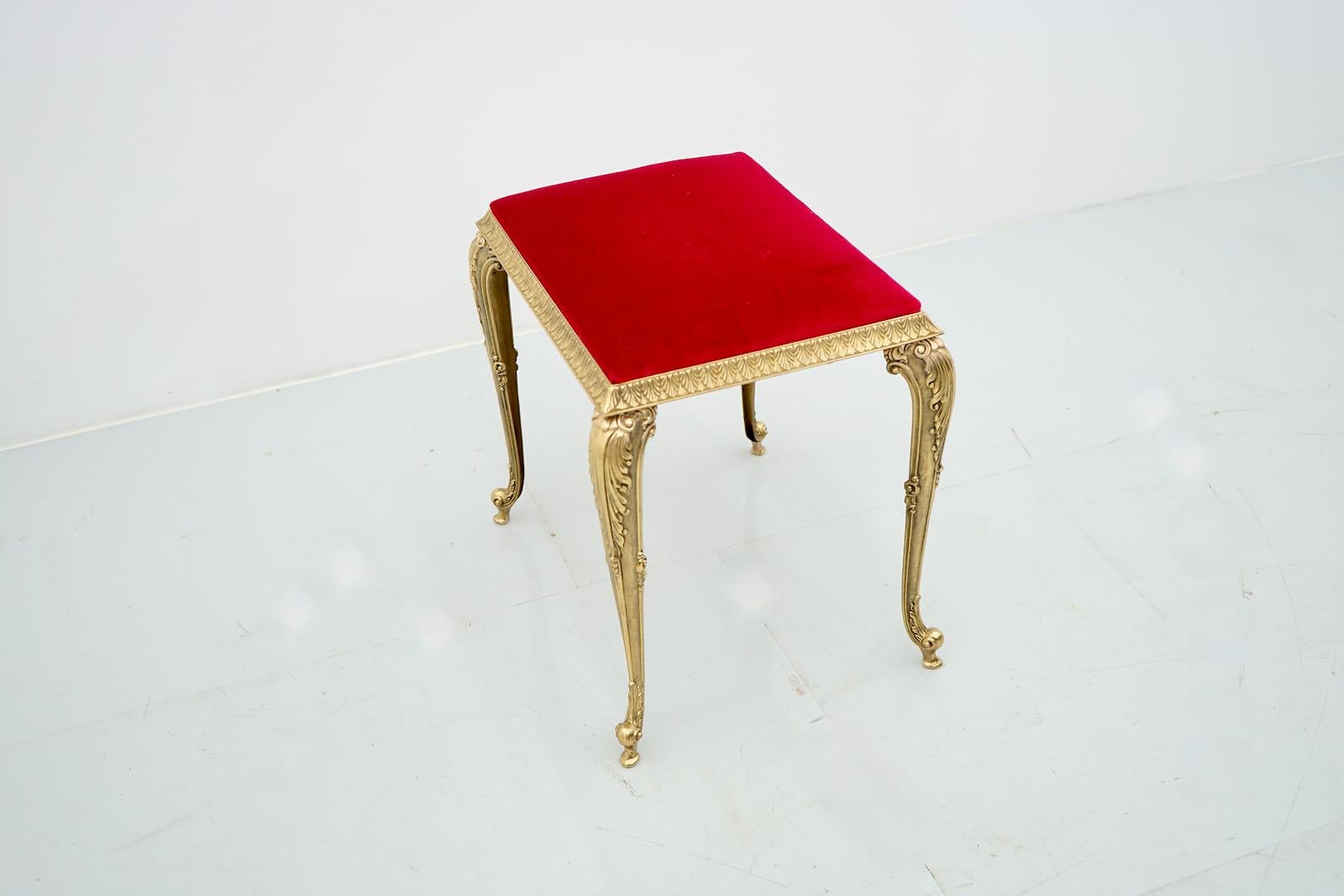 Decorative Brass Stool with Red Fabric, circa 1970s In Good Condition For Sale In Frankfurt / Dreieich, DE