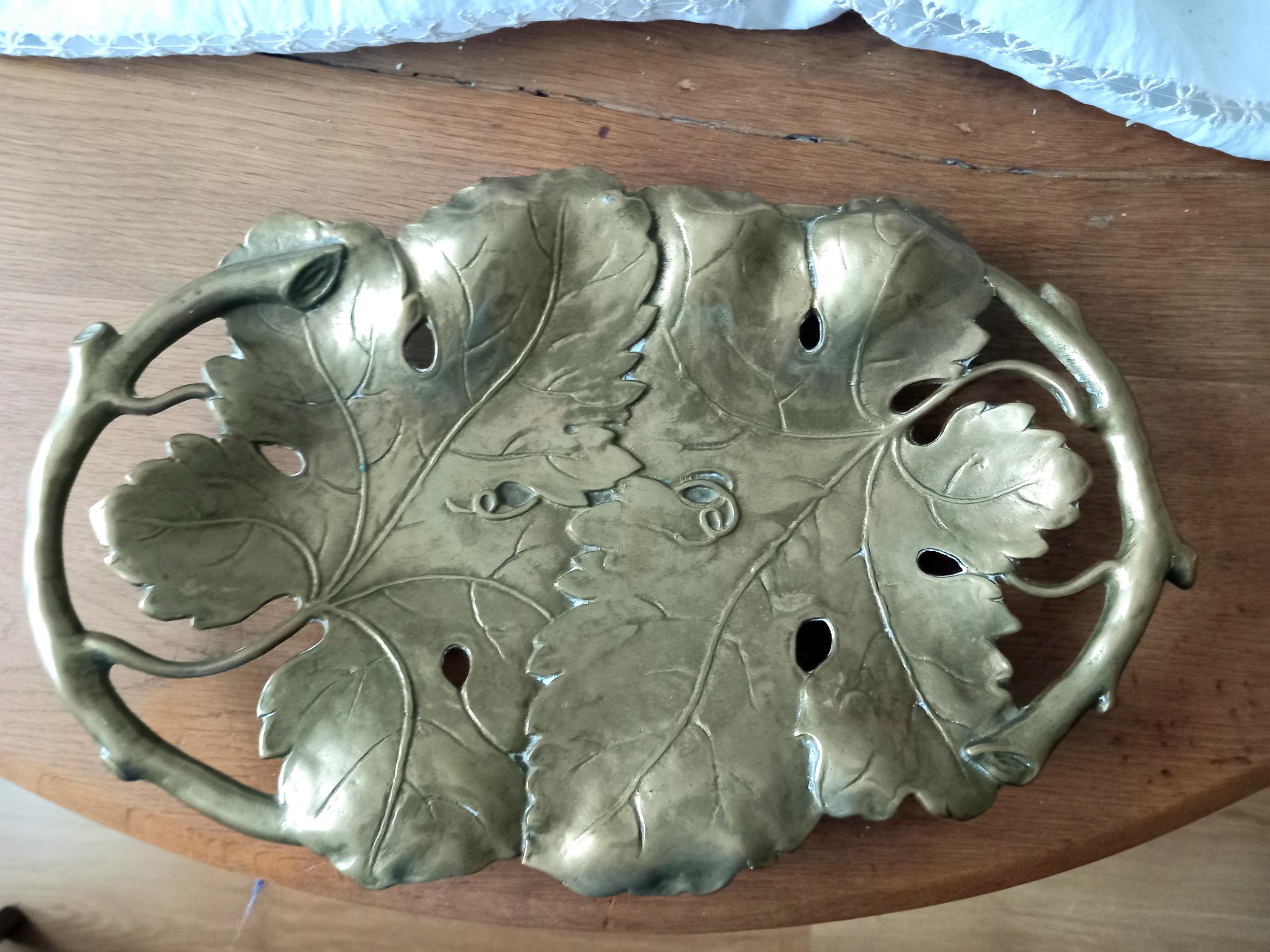 Decorative brass tray with vine leaves. Very useful to have in the corridors and leave the keys or to serve small candies or chocolates

 Vintage fall grapes, fall decoration leaves; brass bronze
Grape harvest 
Tea time tray.