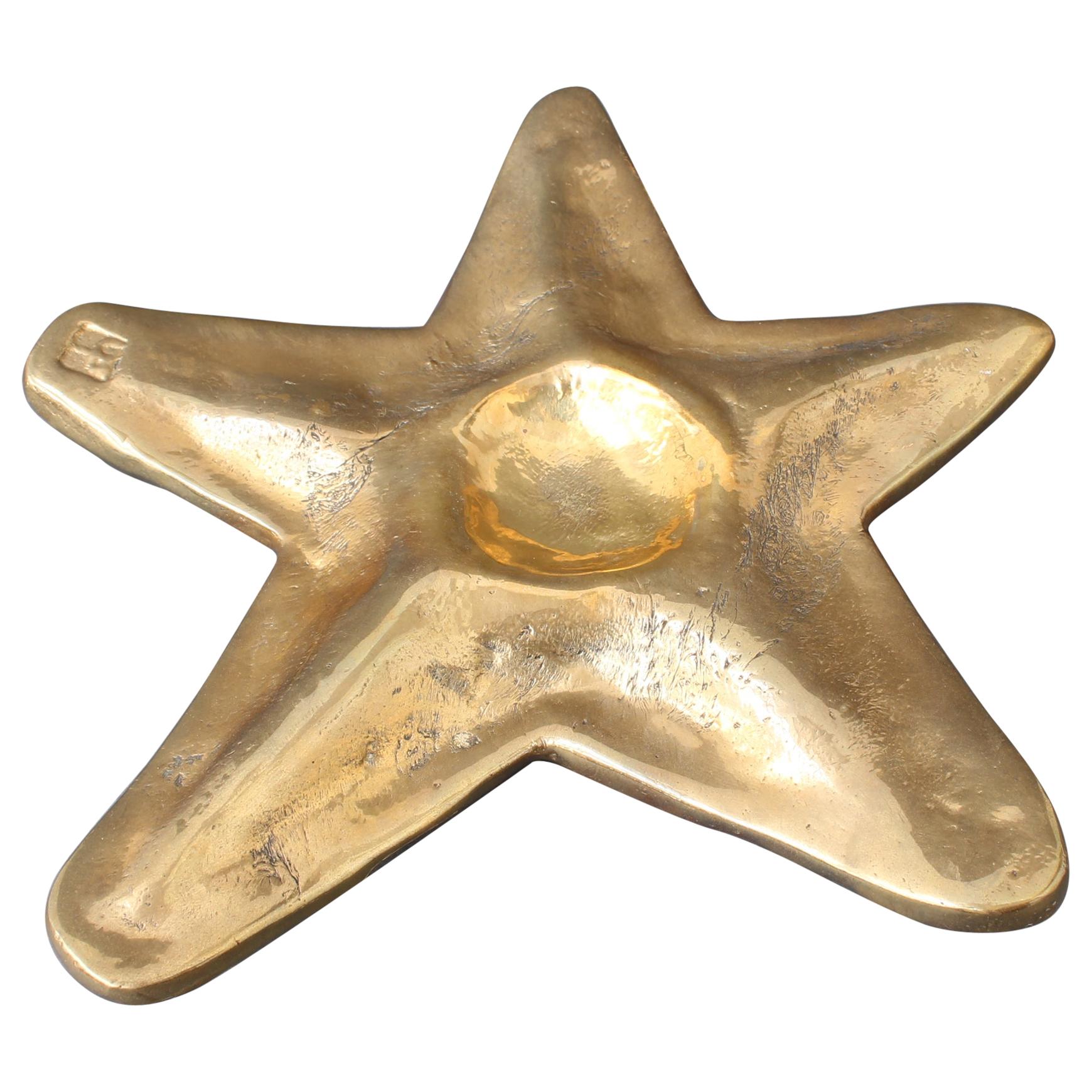 Sottopentola decorativo in ottone con motivo a stella marina di David Marshall 'circa anni '90'.