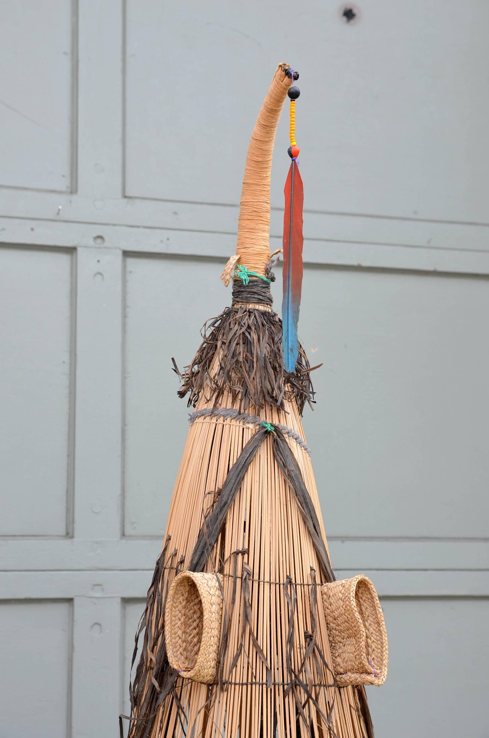 Máscara Ceremonial Brasileña Decorativa sobre Soporte Primitivo en venta