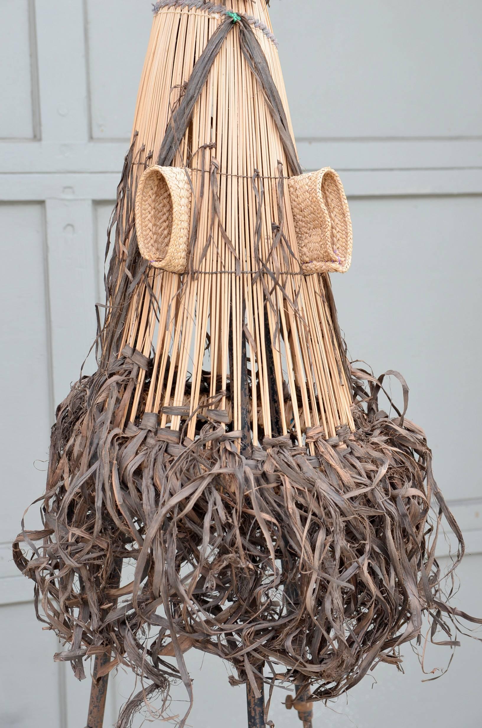 Máscara Ceremonial Brasileña Decorativa sobre Soporte Brasileño en venta