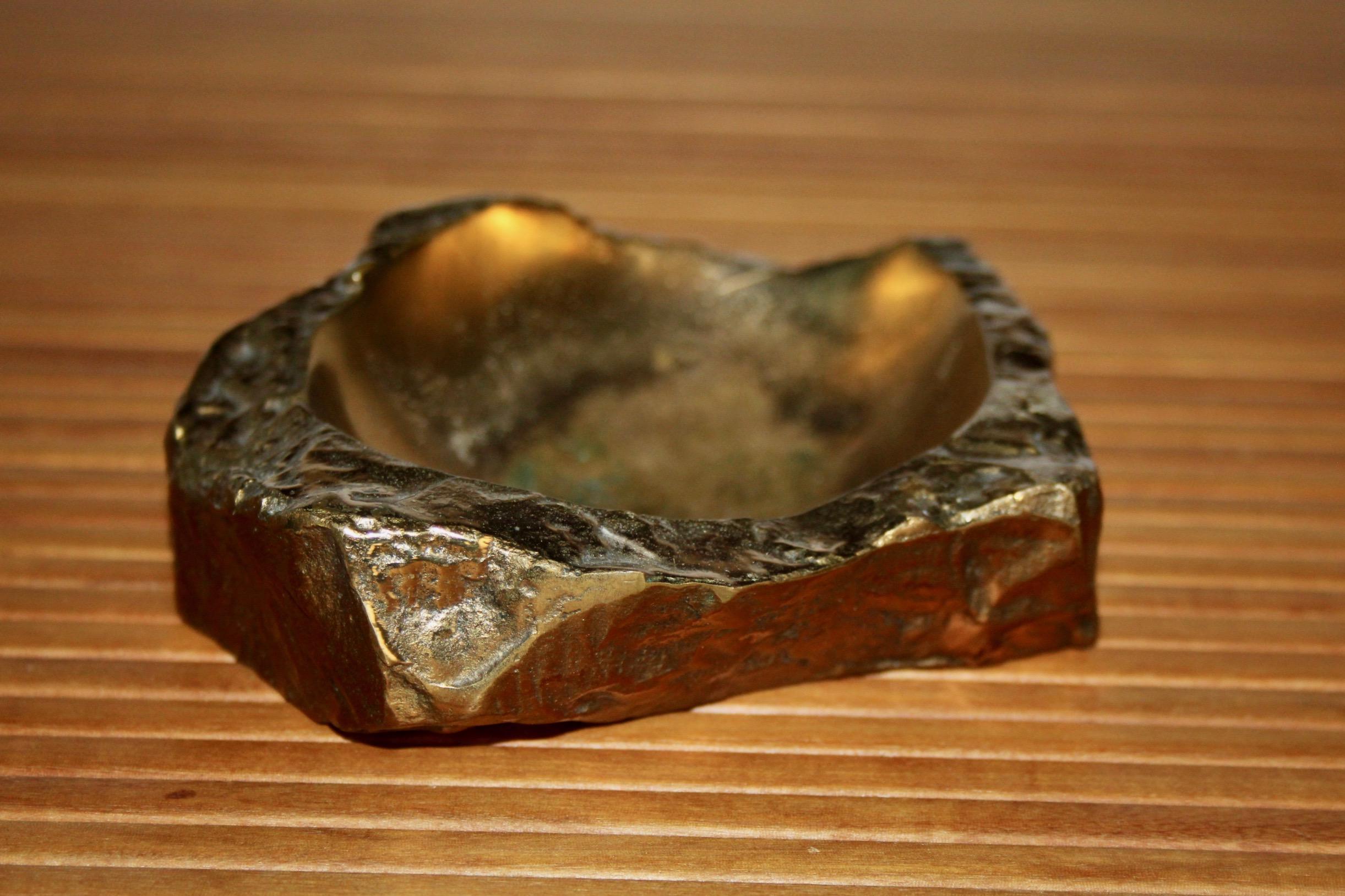 Cenicero decorativo de bronce 