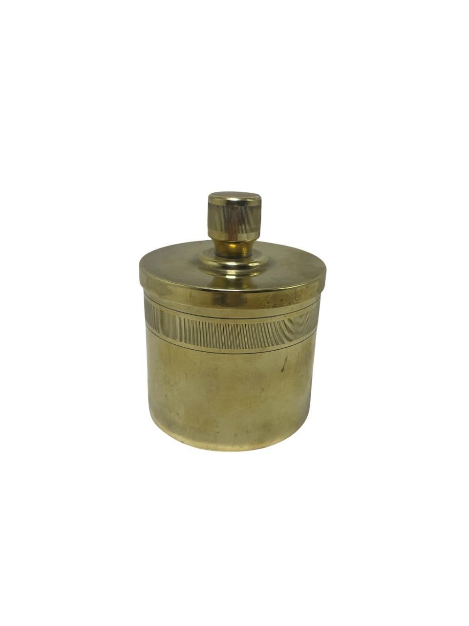 Una ciotola con coperchio elegante e sofisticata realizzata in bronzo massiccio da J.L.H. (Joh. L. Höglund), Svezia, anni '30 circa. Questo recipiente cilindrico presenta una superficie liscia e lucida con bande decorative finemente incise intorno