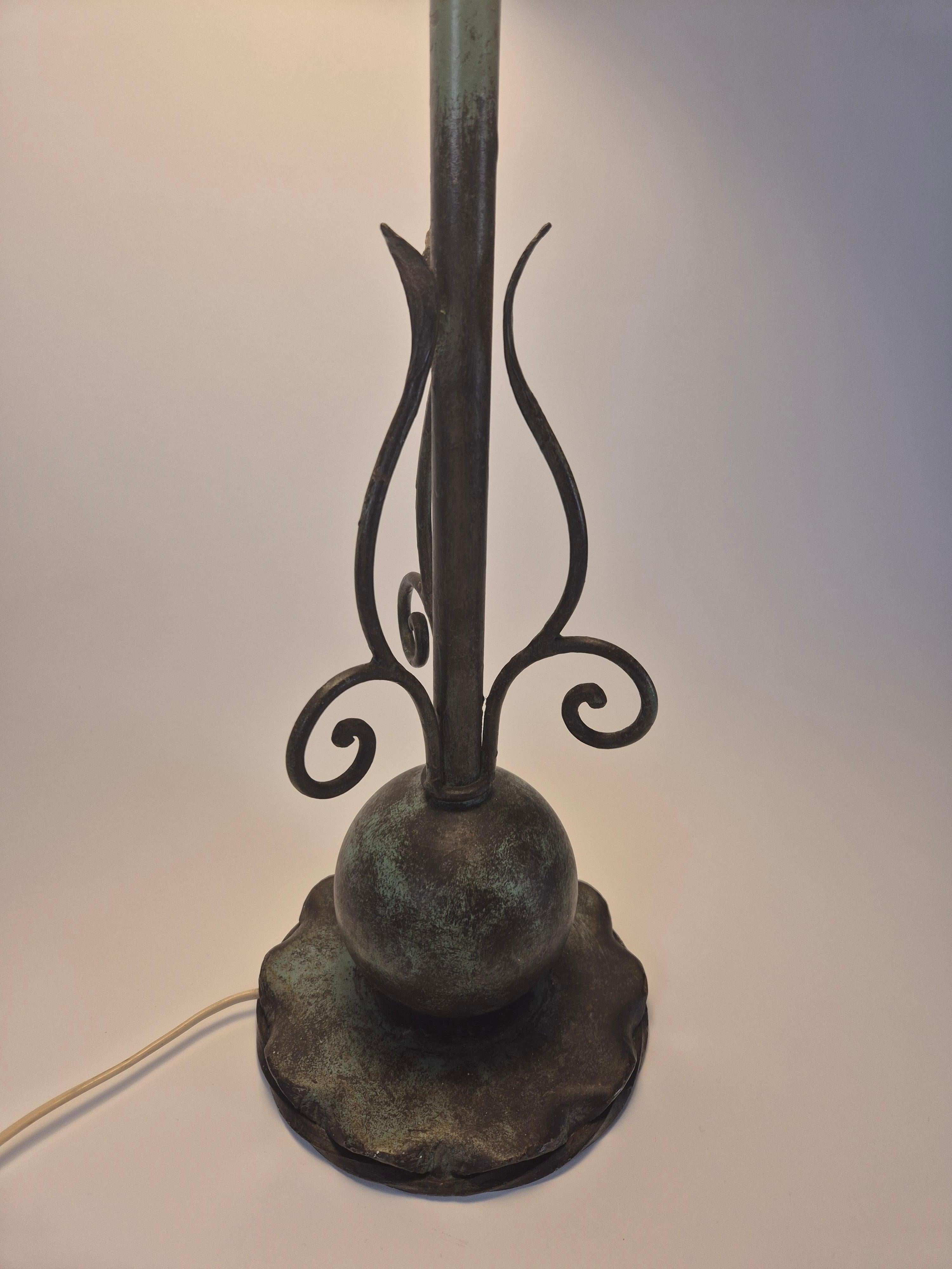 A high, decorative bronze patinated table lamp, with beautiful decor. Danish Modern, mid-1900s.

With original wiring, -proof of age. 