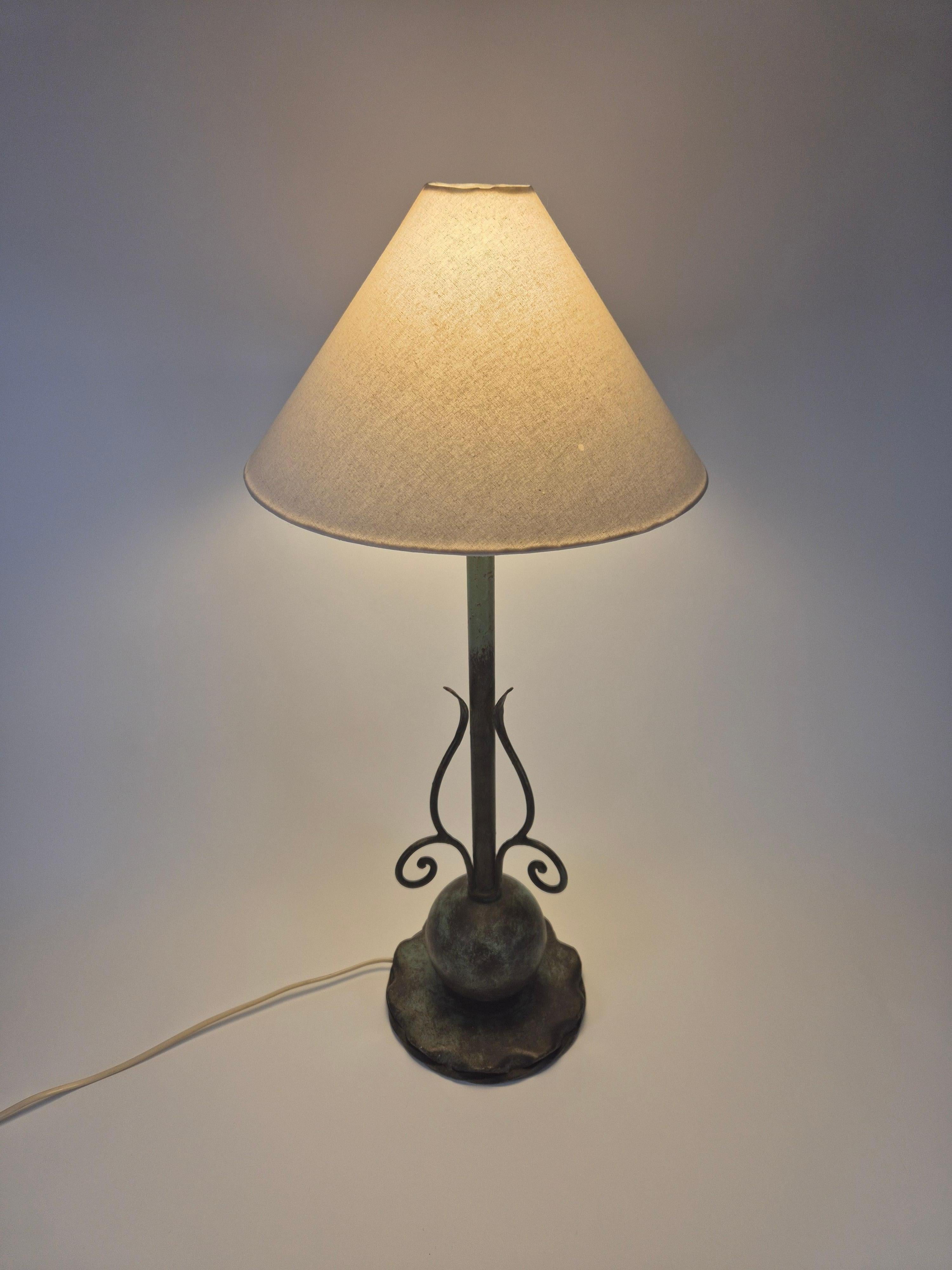 Decorative bronze patinated table lamp, Danish Grace / Scandinavian Modern Escandinavo moderno en venta