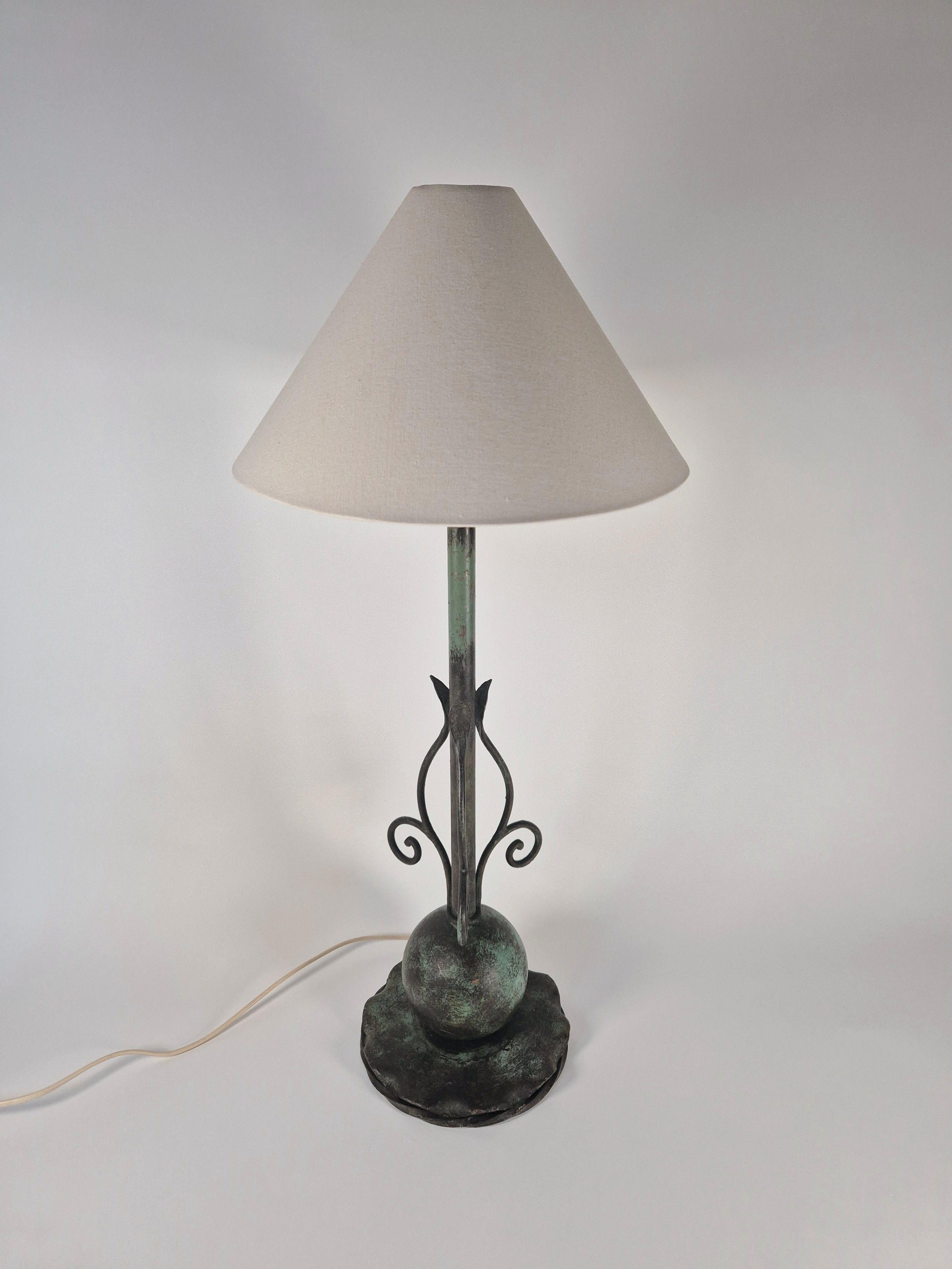 Decorative bronze patinated table lamp, Danish Grace / Scandinavian Modern en Bueno estado para la venta en Stockholm, SE