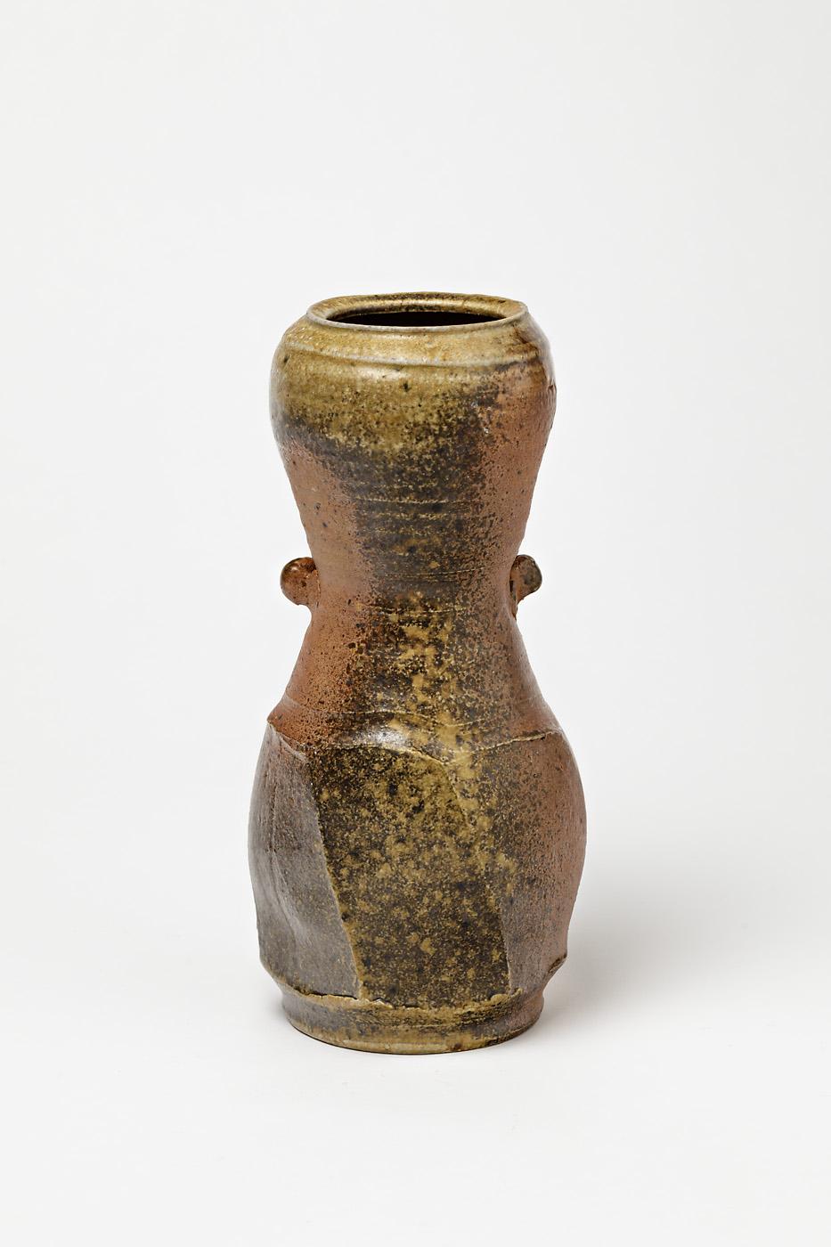 Steens Kepp

Elegant vase décoratif en céramique brune.

Céramique en grès à effets bruns.

Dans le style de la poterie japonaise.

vers 1970, réalisé à La Borne.

Dimensions : 20,5 x 10 x 10 cm : 20,5 x 10 x 10 cm.