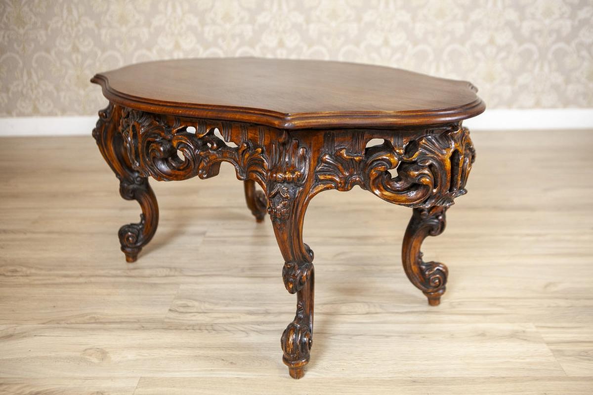Table basse décorative brune du milieu du 20e siècle avec tablier sculpté

Une table basse du milieu du 20e siècle.
Ce meuble a fait l'objet d'une rénovation.