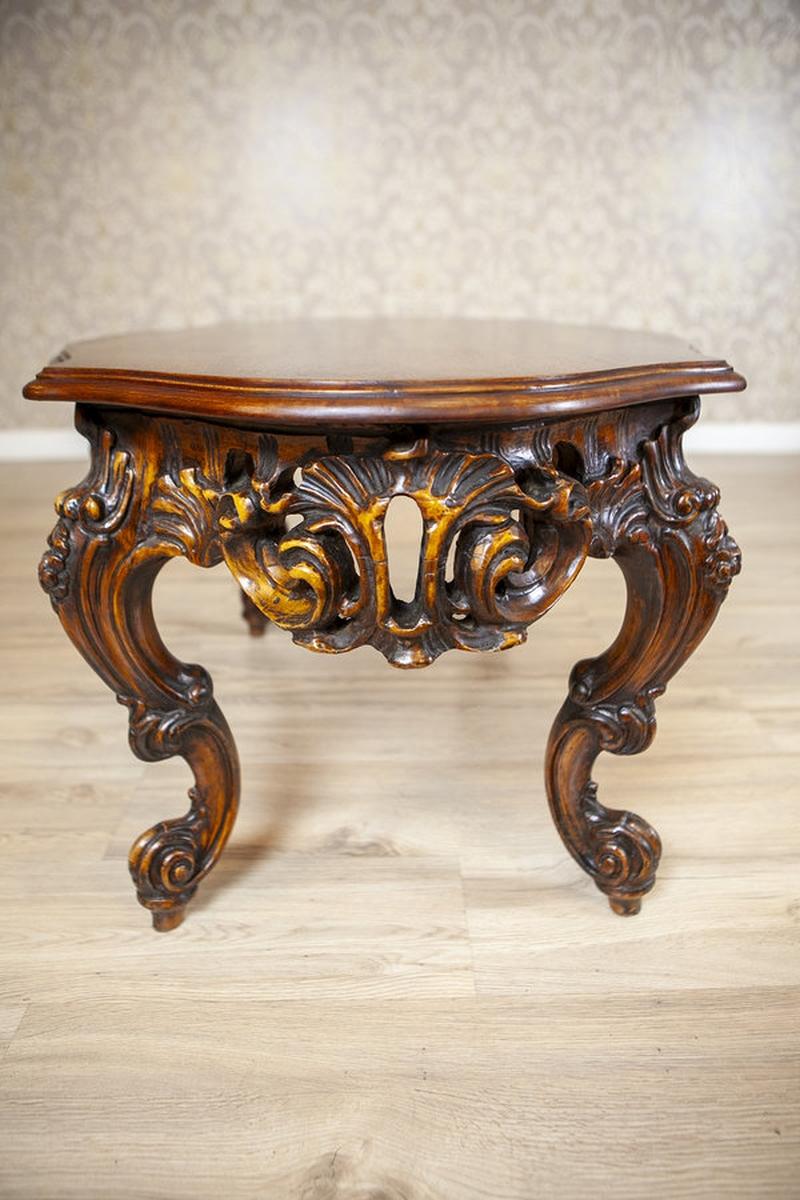 Européen Table basse décorative marron du milieu du 20e siècle avec tablier sculpté en vente