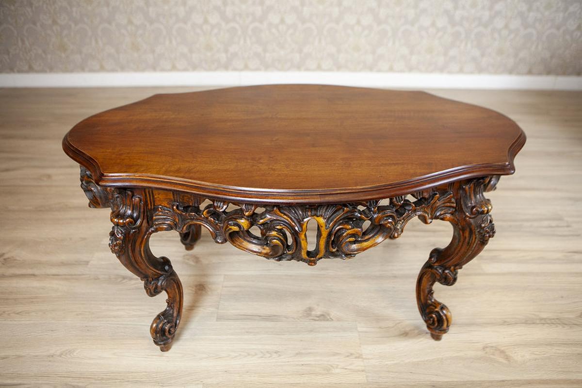Table basse décorative marron du milieu du 20e siècle avec tablier sculpté Bon état - En vente à Opole, PL