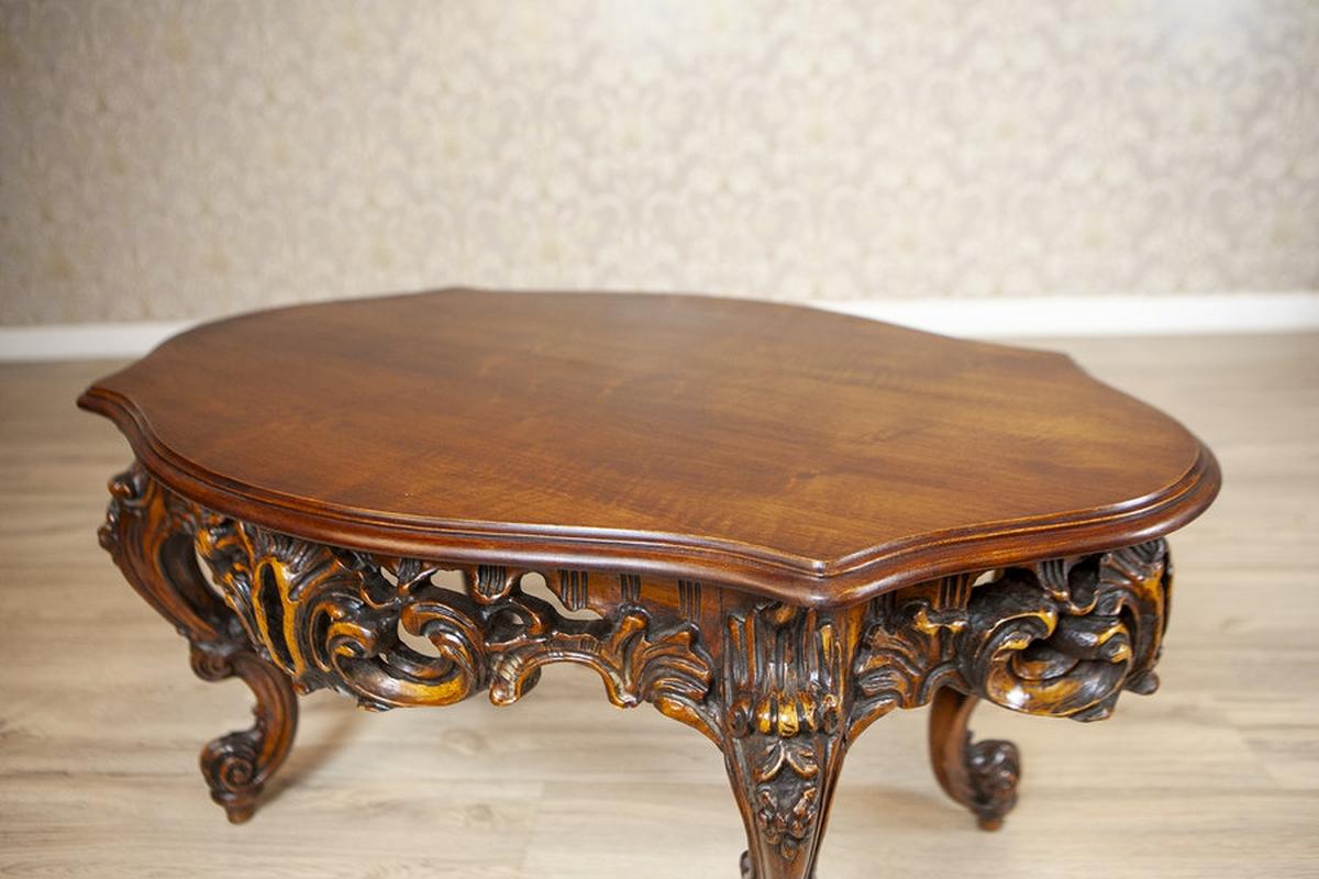 20ième siècle Table basse décorative marron du milieu du 20e siècle avec tablier sculpté en vente