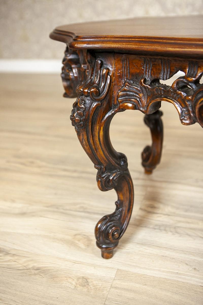 Table basse décorative marron du milieu du 20e siècle avec tablier sculpté en vente 4