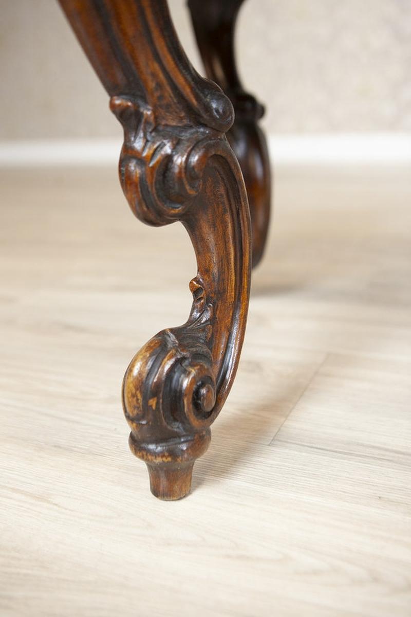 Table basse décorative marron du milieu du 20e siècle avec tablier sculpté en vente 5