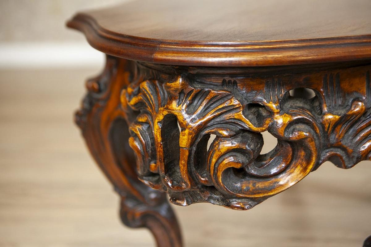 Bois Table basse décorative marron du milieu du 20e siècle avec tablier sculpté en vente