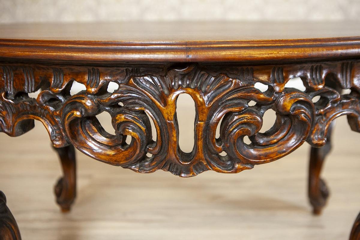 Table basse décorative marron du milieu du 20e siècle avec tablier sculpté en vente 1