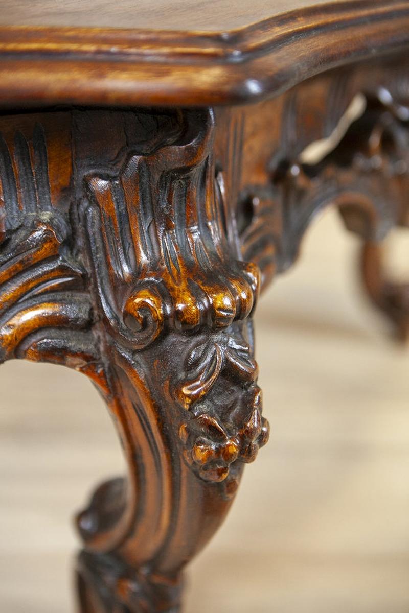 Table basse décorative marron du milieu du 20e siècle avec tablier sculpté en vente 2