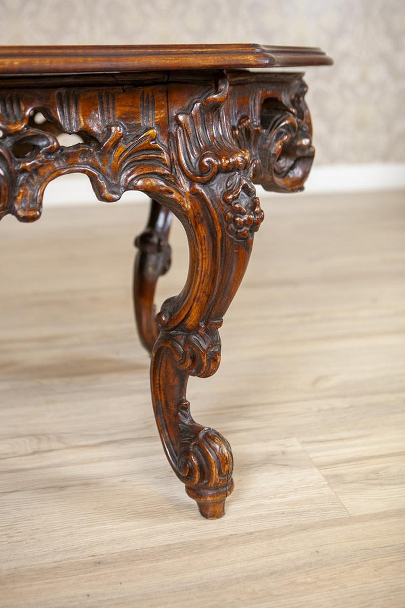 Table basse décorative marron du milieu du 20e siècle avec tablier sculpté en vente 3