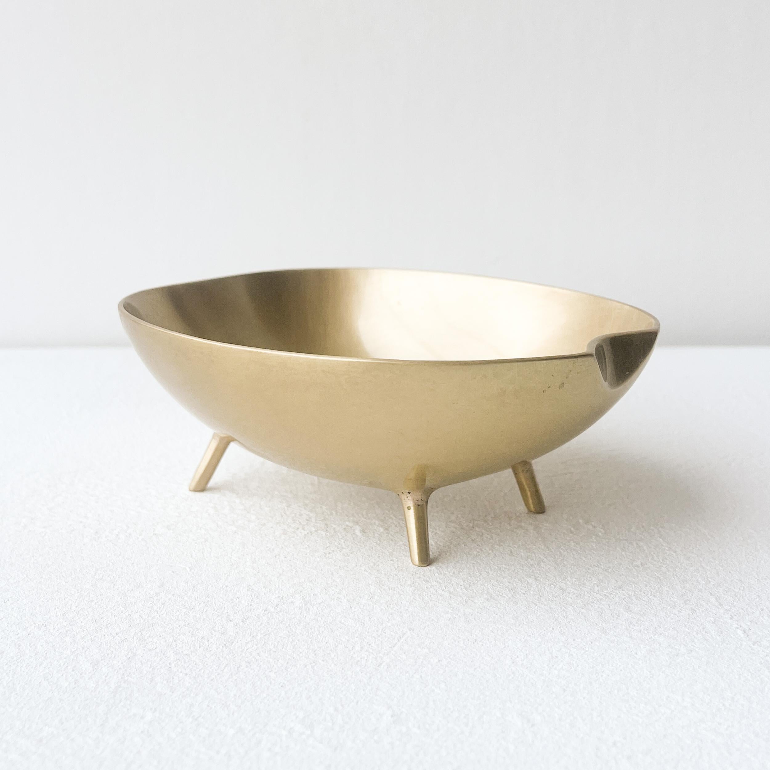 XXIe siècle et contemporain Vide-poche décoratif en laiton brossé coulé à la main avec pieds en vente