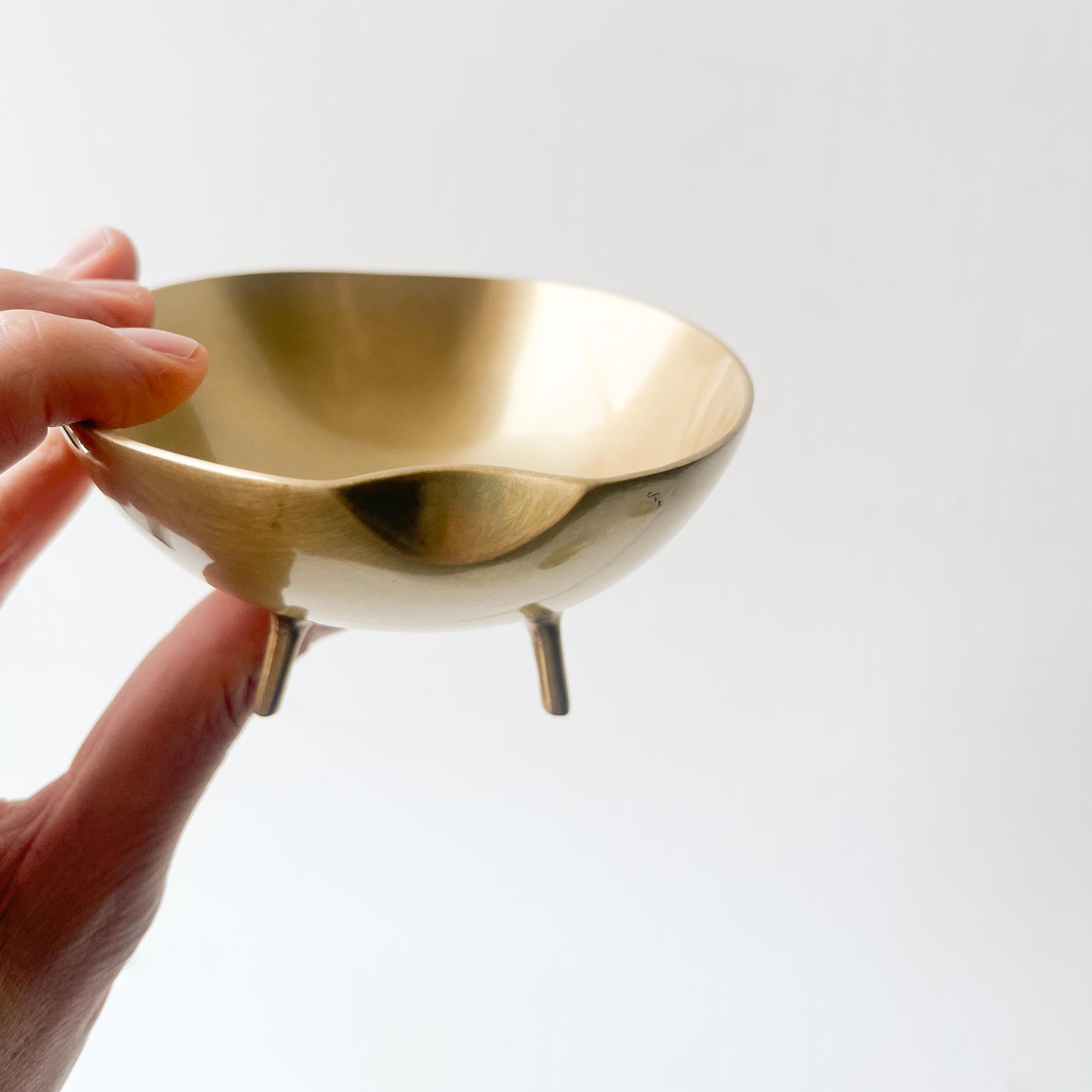 Vide-poche décoratif en laiton brossé coulé à la main avec pieds en vente 1