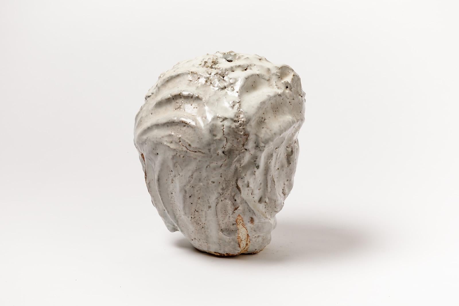 Moderne Vase décoratif brutaliste en céramique grès blanc par Hervé Rousseau 21ème siècle en vente